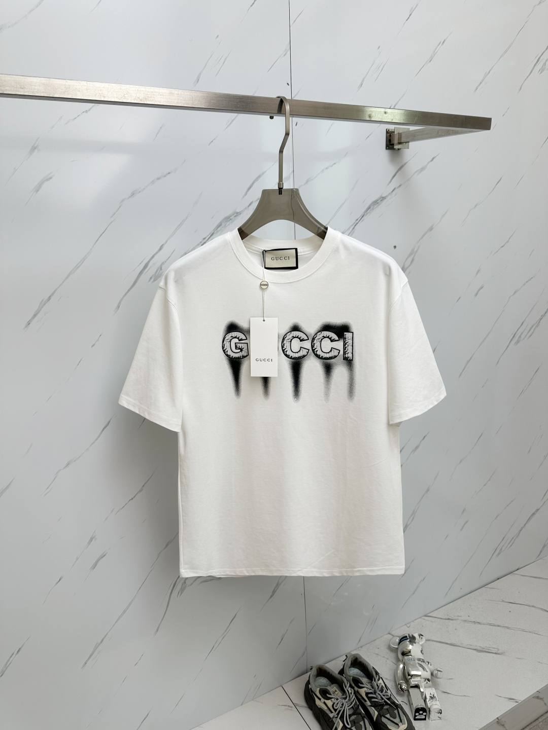 NO:428474,GUCCI 2025 spring and summer new men's round neck short-sleeved T-shirt is sold simultaneously in the counter, high-end quality, high-version, classic letter logo design, customized imported cotton fabric, soft and delicate, skin-friendly and comfortable and breathable, casual and simple, and the upper body is very handsome and stylish. A must-have item for men!  Code number M—3XL, gucci, T-shirt,tees, t-shirt,alexander wang19860909GUCCI 2025春夏新款男士圆领短袖T恤 专柜同步售卖,高端品质 高版本 经典字母logo设计 定制进口纯棉面料 手感柔软细腻 穿着亲肤舒适又透气,休闲又简单,上身非常帅气有型 男士必备单品 ！ 码数M—3XL,,gucci,T-shirt,tees，t-shirt,alexander wang,Men's clothing