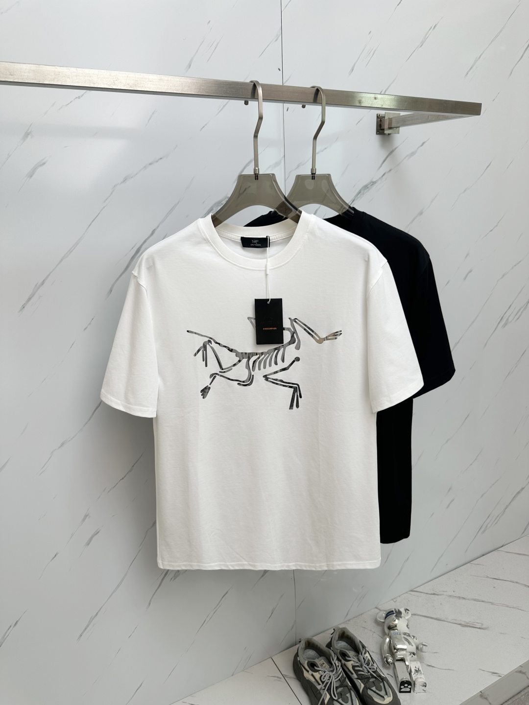 NO:428479,2025 spring and summer new men's round neck short-sleeved T-shirts are sold simultaneously in the counter, high-end quality, high-version, classic letter logo design, customized imported cotton fabric, soft and delicate, skin-friendly and comfortable and breathable, casual and simple, and the upper body is very handsome and stylish. A must-have item for men!  Code number M-3XL, T-shirt,tees,t-shirt,alexander wang198609092025春夏新款男士圆领短袖T恤 专柜同步售卖,高端品质 高版本 经典字母logo设计 定制进口纯棉面料 手感柔软细腻 穿着亲肤舒适又透气,休闲又简单,上身非常帅气有型 男士必备单品 ！ 码数M—3XL,,T-shirt,tees，t-shirt,alexander wang,Men's clothing