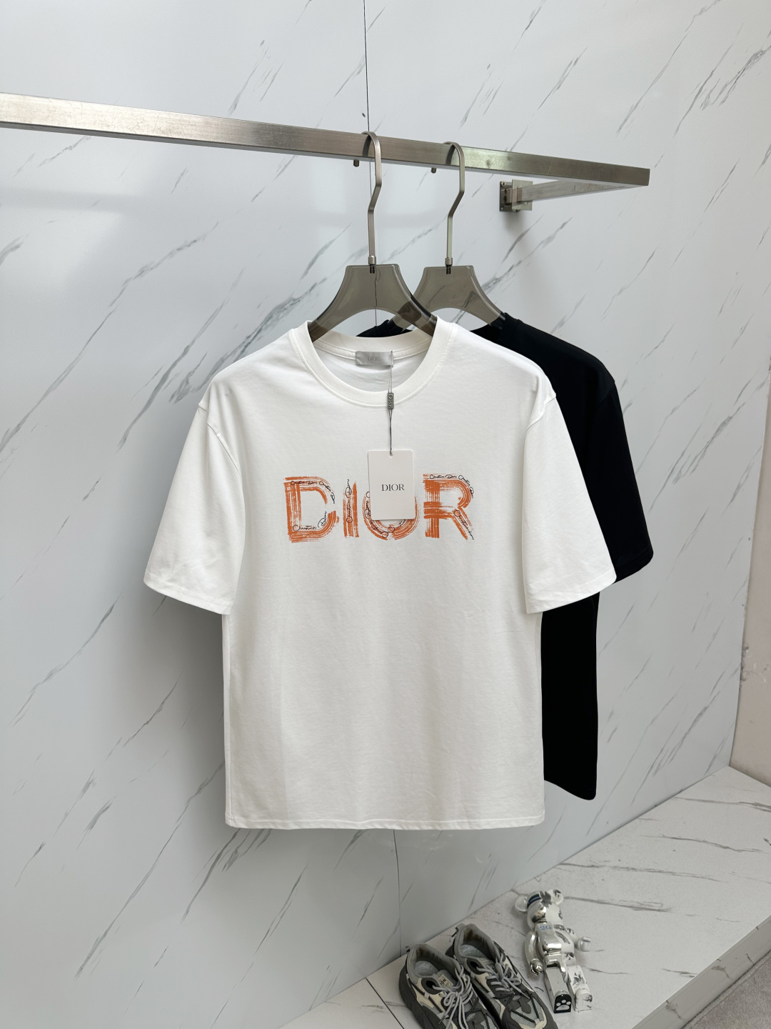 NO:428484,DIOR 2025 spring and summer new men's round neck short-sleeved T-shirt is sold simultaneously in the counter, high-end quality, high-version, classic letter logo design, customized imported cotton fabric, soft and delicate, skin-friendly and comfortable and breathable, casual and simple, and the upper body is very handsome and stylish. A must-have item for men!  Code number M—3XL,dior,T-shirt,tees,t-shirt,alexander wang19860909DIOR 2025春夏新款男士圆领短袖T恤 专柜同步售卖,高端品质 高版本 经典字母logo设计 定制进口纯棉面料 手感柔软细腻 穿着亲肤舒适又透气,休闲又简单,上身非常帅气有型 男士必备单品 ！ 码数M—3XL,,dior,T-shirt,tees，t-shirt,alexander wang,Men's clothing