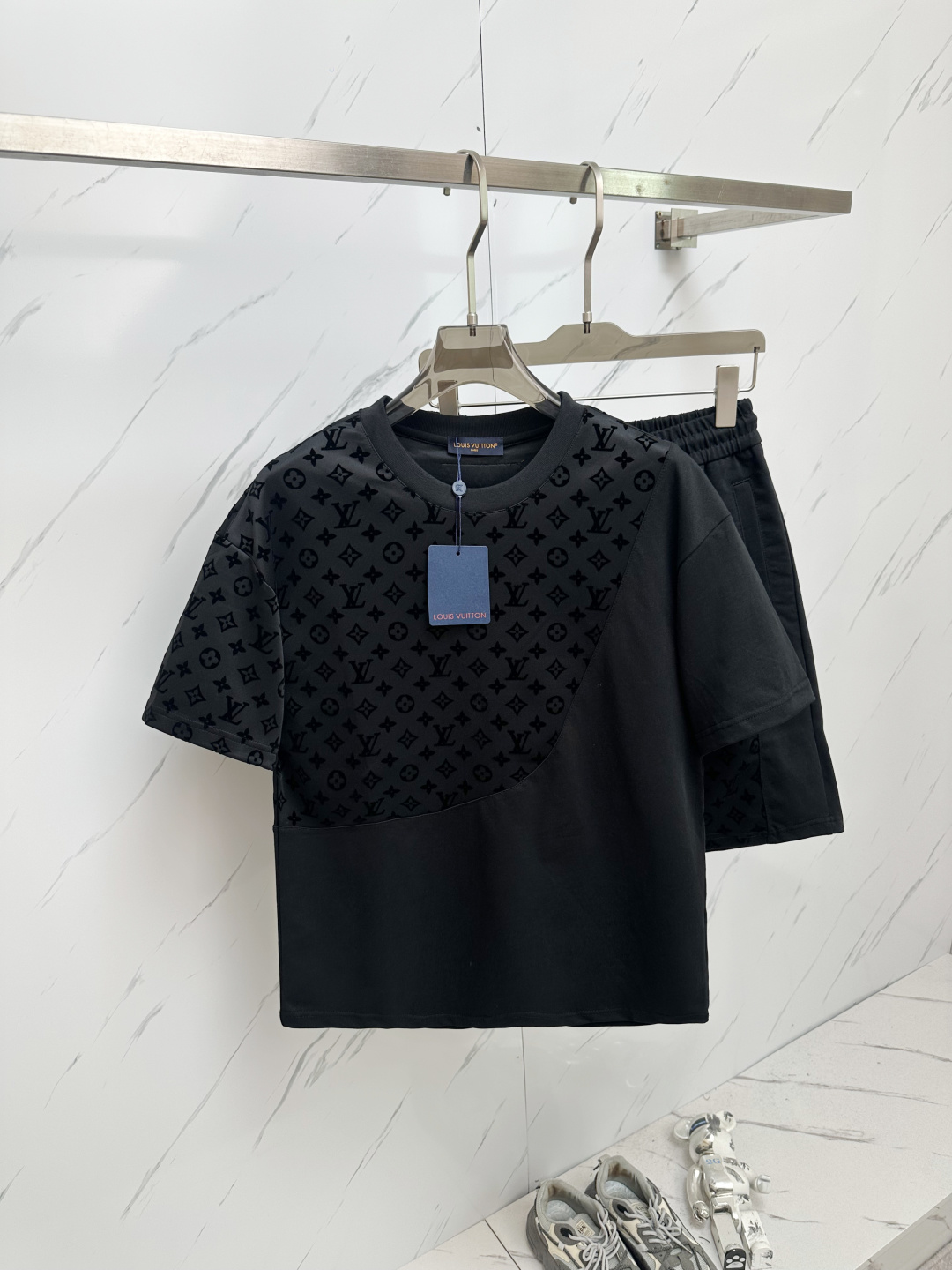 NO:479923,A set of LV home's latest 25SS hot-selling set is coming. The fabric is customized with original version. The fabric is soft and light, moisture-absorbing and sweating. The upper body is super comfortable. M-3XL,,louis vuitton,alexander wang19860909一套LV 家最新25SS爆款套装来袭 面料采用原版定制 面料柔软轻盈 吸湿排汗 上身超级舒服 M—3XL,,louis vuitton,alexander wang,Men's clothing