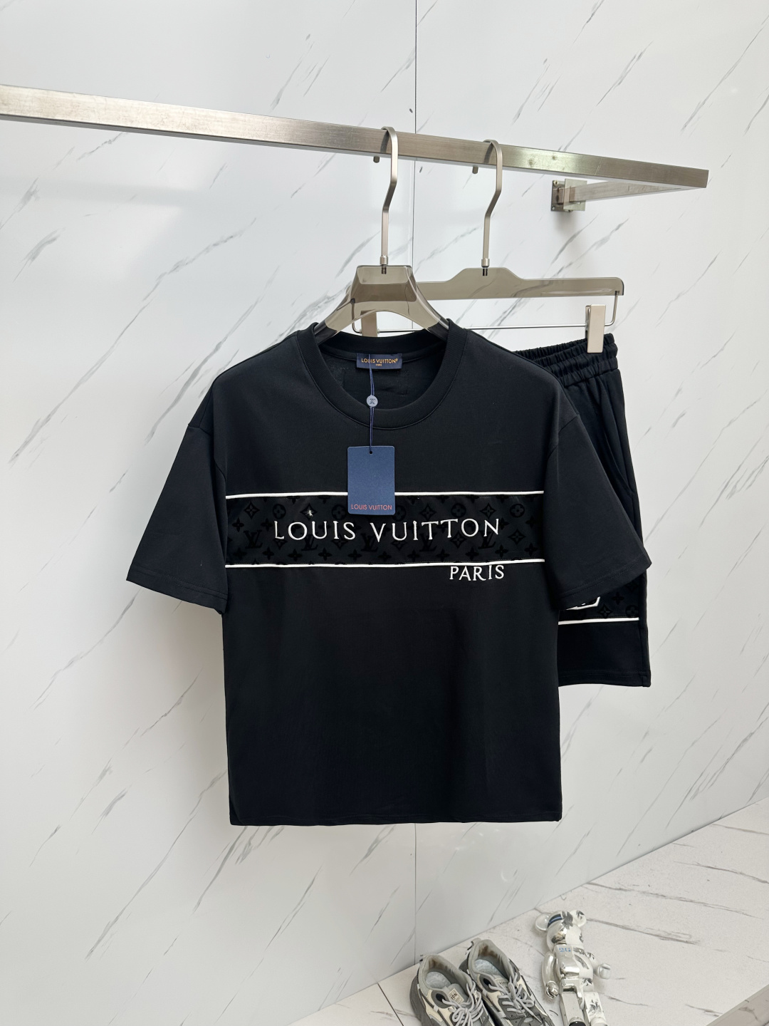 NO:428472,A set of LV home's latest 25SS hot-selling set is coming. The fabric is customized with original version. The fabric is soft and light, moisture-absorbing and sweating. The upper body is super comfortable. M-3XL,,louis vuitton,alexander wang19860909一套LV 家最新25SS爆款套装来袭 面料采用原版定制 面料柔软轻盈 吸湿排汗 上身超级舒服 M—3XL,,louis vuitton,alexander wang,Men's clothing