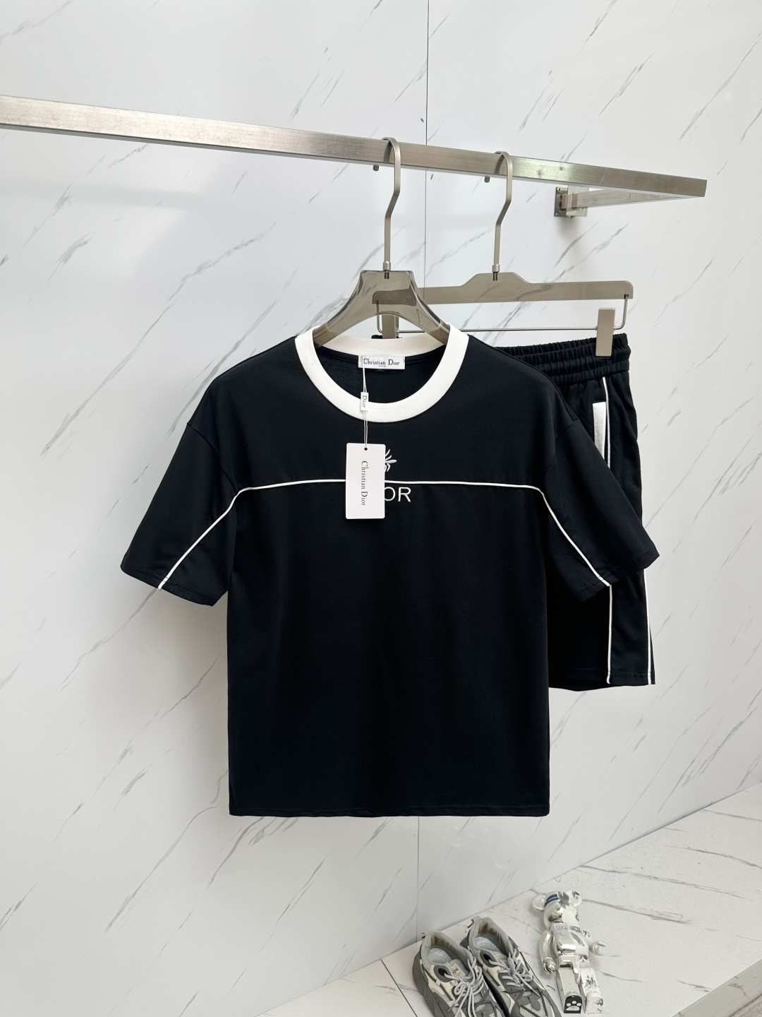 NO:428477,A set of DIOR's latest 25SS hot-selling set is coming. The fabric is customized with original version. The fabric is soft and light, moisture-absorbing and sweating. The upper body is super comfortable. M-3XL,,dior,alexander wang19860909一套DIOR 家最新25SS爆款套装来袭 面料采用原版定制 面料柔软轻盈 吸湿排汗 上身超级舒服 M—3XL,,dior,alexander wang,Men's clothing