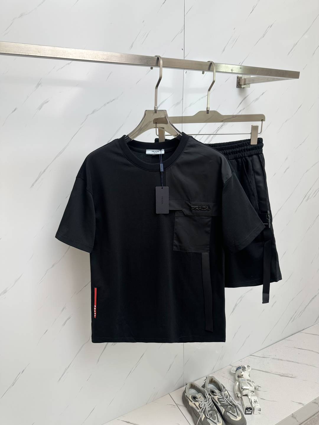 NO:428482,A set of PRADA's latest 25SS hot-selling set is coming. The fabric is customized with original version. The fabric is soft and light, moisture-absorbing and sweating. The upper body is super comfortable. M-3XL,,prada,alexander wang19860909一套PRADA 家最新25SS爆款套装来袭 面料采用原版定制 面料柔软轻盈 吸湿排汗 上身超级舒服 M—3XL,,prada,alexander wang,Men's clothing