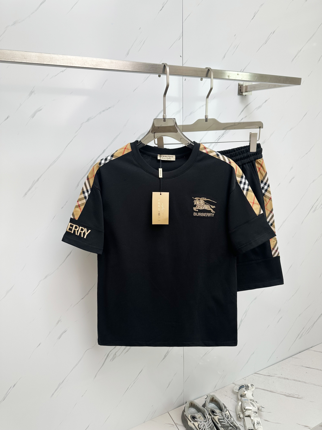 NO:428487,A set of BURB's latest 25SS hot-selling set is coming. The fabric is customized with original version. The fabric is soft and light, moisture-absorbing and sweating. The upper body is super comfortable. M-3XL,,burberry,alexander wang19860909一套BURB 家最新25SS爆款套装来袭 面料采用原版定制 面料柔软轻盈 吸湿排汗 上身超级舒服 M—3XL,,burberry,alexander wang,Men's clothing
