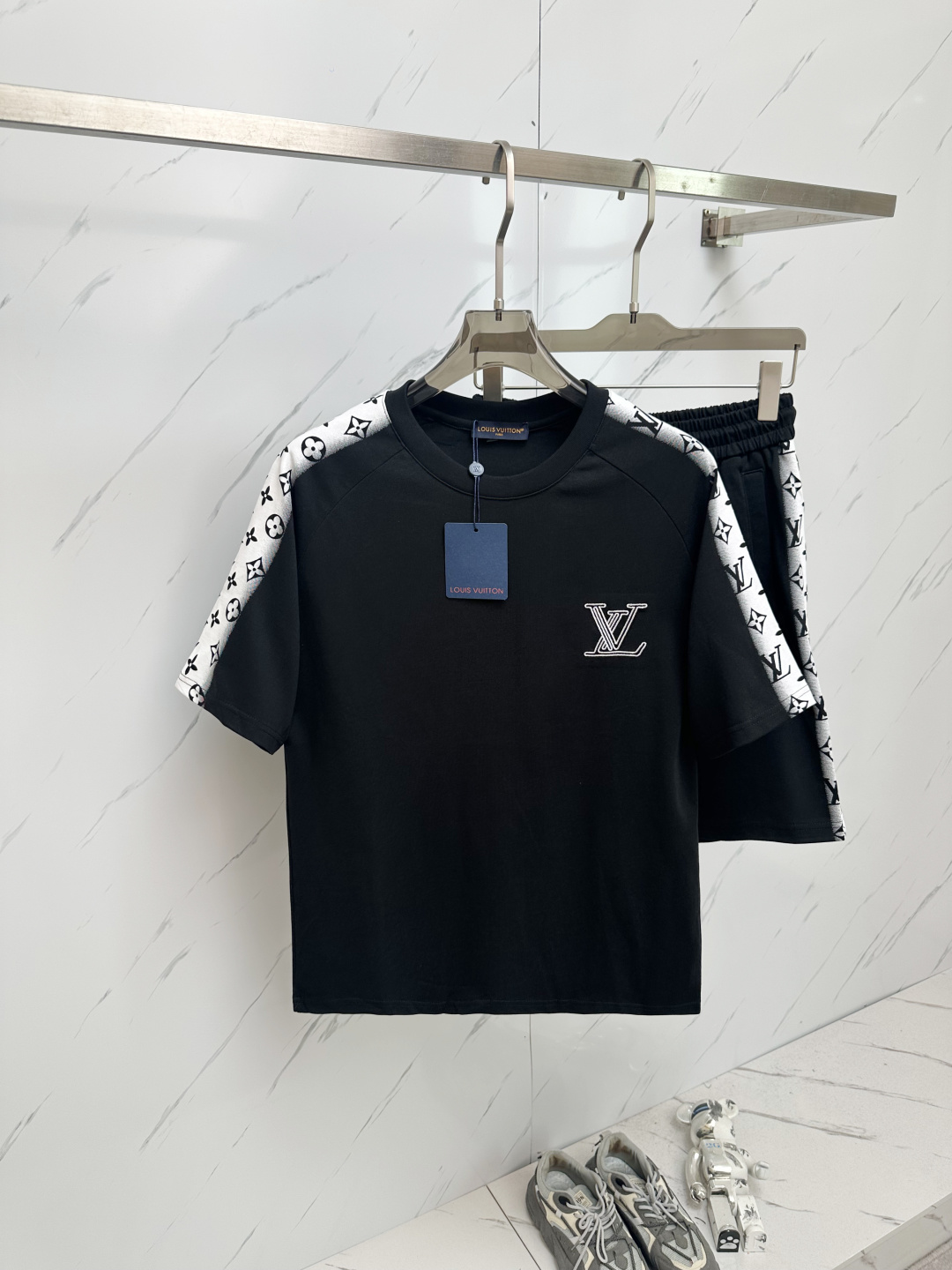 NO:479899,A set of LV home's latest 25SS hot-selling set is coming. The fabric is customized with original version. The fabric is soft and light, moisture-absorbing and sweating. The upper body is super comfortable. M-3XL,,louis vuitton,alexander wang19860909一套LV 家最新25SS爆款套装来袭 面料采用原版定制 面料柔软轻盈 吸湿排汗 上身超级舒服 M—3XL,,louis vuitton,alexander wang,Men's clothing