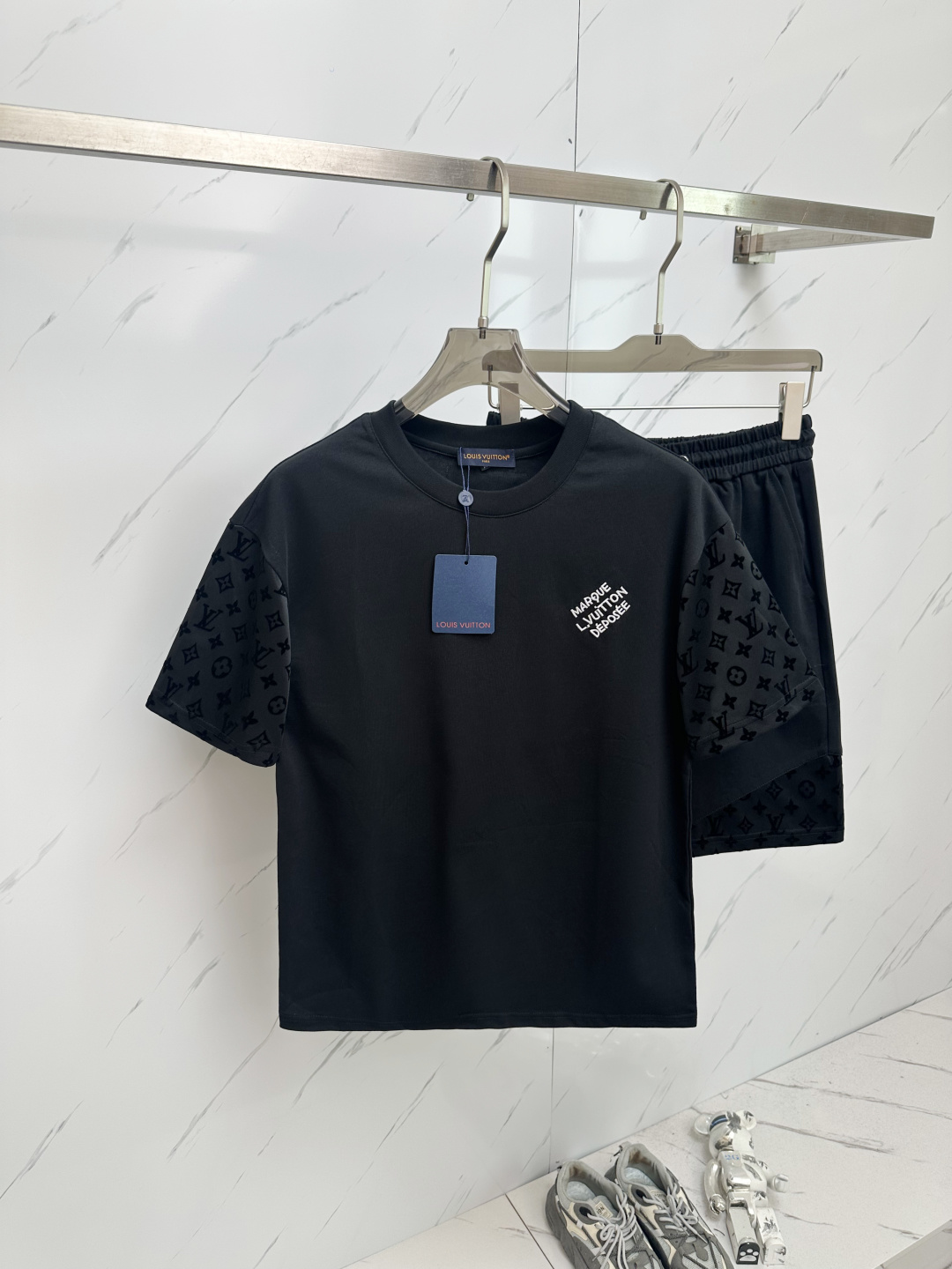 NO:428492,A set of LV home's latest 25SS hot-selling set is coming. The fabric is customized with original version. The fabric is soft and light, moisture-absorbing and sweating. The upper body is super comfortable. M-3XL,,louis vuitton,alexander wang19860909一套LV 家最新25SS爆款套装来袭 面料采用原版定制 面料柔软轻盈 吸湿排汗 上身超级舒服 M—3XL,,louis vuitton,alexander wang,Men's clothing