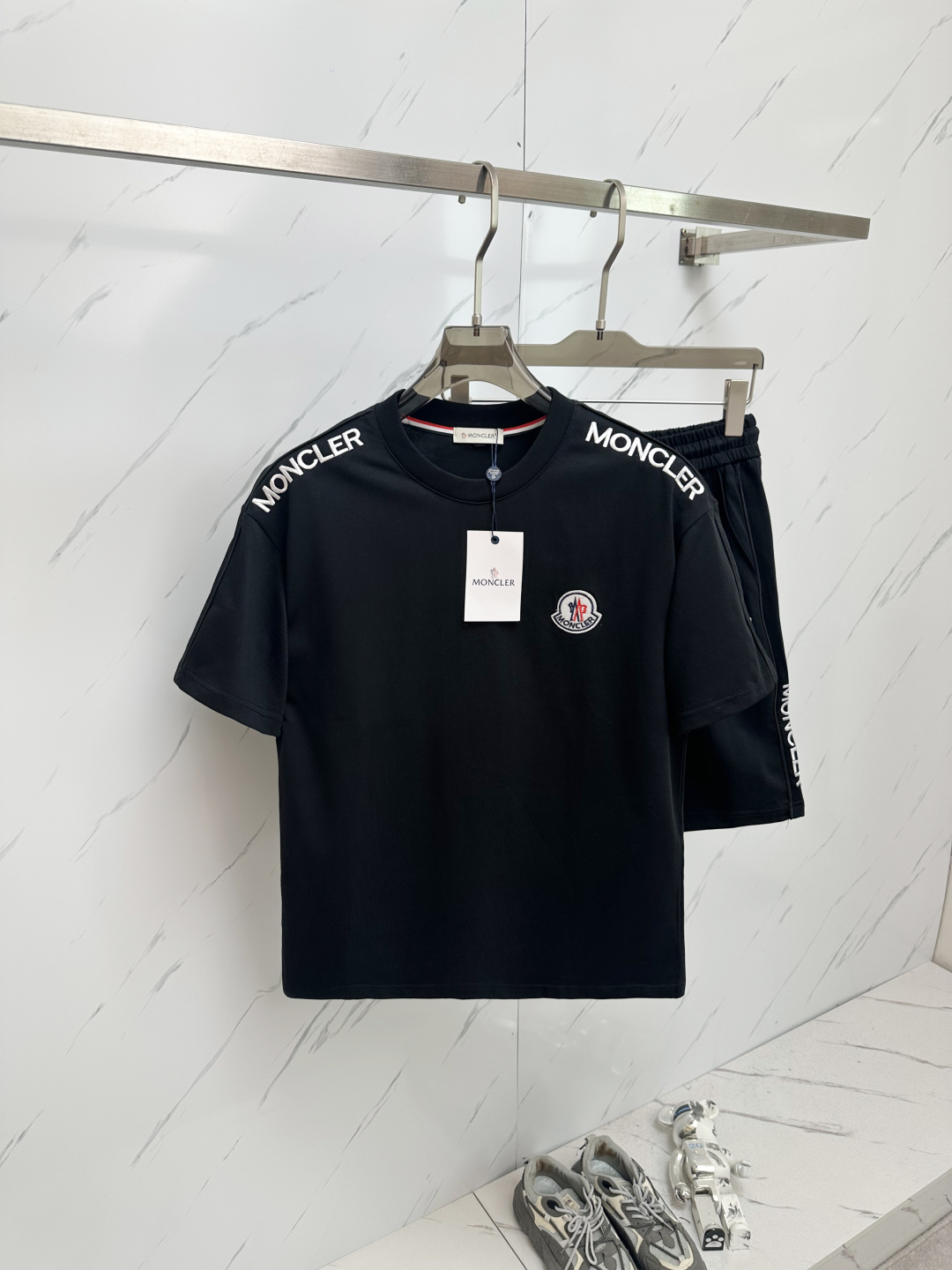 NO:428497,A set of MO Home's latest 25SS hot-selling set is coming. The fabric is customized with original version. The fabric is soft and light, moisture-absorbing and sweating. The upper body is super comfortable. M-3XL,,alexander wang19860909一套MO 家最新25SS爆款套装来袭 面料采用原版定制 面料柔软轻盈 吸湿排汗 上身超级舒服 M—3XL,,alexander wang,Men's clothing