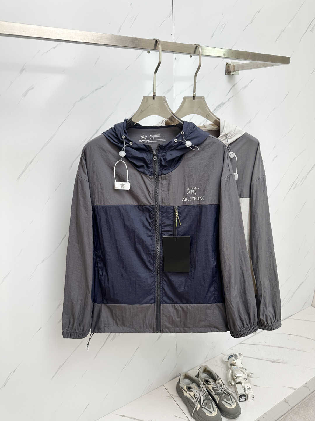 NO:161225,Arc'teryx color-blocking versatile sun protection clothing skin clothing for men and women. It has national authoritative certification, sun protection value of 50  nano quick-drying fabric!  Not stuffy and has good breathability!  Summer Archaeoptera bird thin breathable high-end ultra-thin skin coat, UV-proof UPFV material, with this sunscreen in summer, you will no longer have to be afraid of the hot summer sun, top nylon quick-drying fabric UV-proof index National UPFV50   UV-proof elastic hem, perfect everywhere, soft and skin-friendly elastic and comfortable, essential products for outdoor sports and mountaineering trips as high-end quality S~~XXL S Bust 108 Waist 102 Sleeve length 78 Longitudinal length 69 M Bust 112 Waist 106 Sleeve length 79 Longitudinal length 71 L Bust 116 Waist 110 Sleeve length 81 Longitudinal length 73 XL Bust 120 Waist 114 Sleeve length 82 Longitudinal length 75 XXL Bust 124 Waist 118  Sleeve length 84 Clothes length 77 Height and weight recommendation S Height 165~170 Weight 125~130 M Height 170~175 Weight 140~150 L Height 175~180 Weight 155~160 XL Height 180~185 Weight 165~175 XXL Height 185~190 Weight 180~190,arc'teryx,alexander wang19860909Arc‘teryx始祖鸟拼色百搭防晒服皮肤衣男女同款 拥有国家权威认证,防晒值50  纳米速干面料！不闷热,透气性好！ 夏季始祖鸟薄款透气高端超薄皮肤衣 防紫外线 UPFV材质,夏天有了此款防晒衣亲们就再也不用害怕夏日炎炎的太阳了, 顶级尼龙速干面料 防紫外线指数 国家UPFV50＋防紫外线弹力下摆各细节图 处处完美 穿着柔软亲肤弹力舒适 户外运动登山旅行必备良品如既往高端品质 尺寸 S~~XXL S 胸围108 腰围102 袖长78 衣长69 M 胸围112 腰围 106 袖长79 衣长71 L 胸围116 腰围110 袖长81 衣长73 XL胸围120 腰围114 袖长82 衣长75 XXL 胸围124 腰围118 袖长84 衣长77 身高体重推荐 S 身高165~170 体重125~130 M 身高170~175 体重140~150 L身高175~180 体重155~160 XL 身高180~185 体重165~175 XXL 身高185~190 体重180~190,arc'teryx,alexander wang,Men's clothing