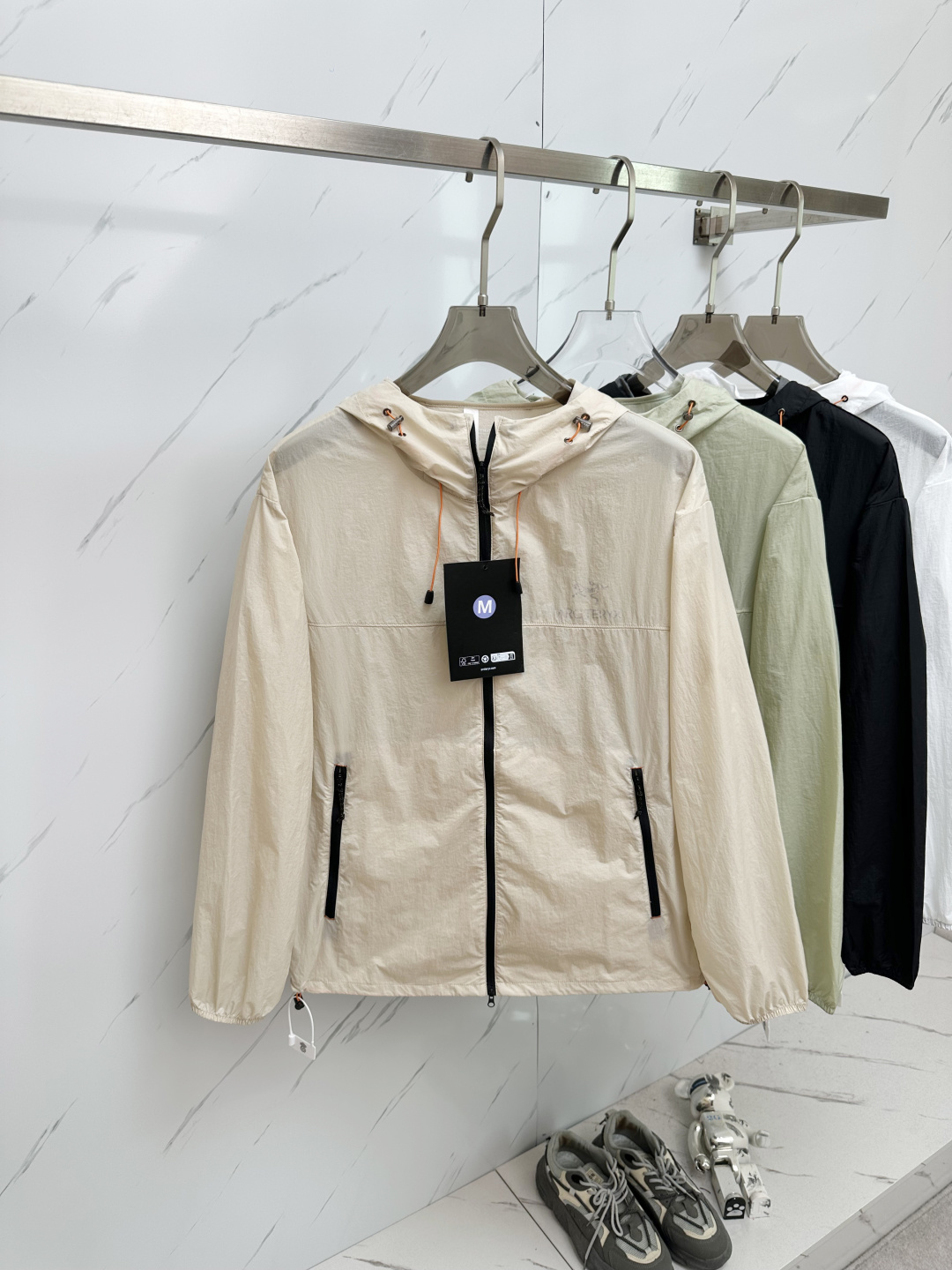 NO:161226,Arc'teryx Archaeopteryx sun protection suit skin clothing for the same style as men and women. It has national authoritative certification, 4-level water-resistant! Sun protection value 50  nano-fast-drying fabric!  Not stuffy and has good breathability!  Summer Archaeoptera bird thin breathable high-end ultra-thin skin coat, UV-proof UPFV material, with this sunscreen in summer, you will no longer have to be afraid of the hot summer sun, top nylon quick-drying fabric UV-proof index National UPFV50   UV-proof elastic hem, perfect everywhere, soft and skin-friendly elastic and comfortable, essential products for outdoor sports and mountaineering trips as high-end quality Color: Black White Matcha Champagne Size S~~3XL S Bust 104 Waist 98 Sleeve length 76 Sleeve length 67 M Bust 108 Waist 102 Sleeve length 78 Sleeve length 69 L Bust 112 Waist 106 Sleeve length 79 Sleeve length 71 XL Bust 116 Waist 110 Sleeve length 81 Sleeve length 73 XXL  Bust 120 Waist 114 Sleeve length 82 Clothes length 75 3XL Bust 124 Waist 118 Sleeve length 84 Clothes length 77 Height and weight Recommended S Height 160~165 Weight 110~125 M Height 165~170 Weight 125~140 L Height 170~175 Weight 140~155 XL Height 175~180 Weight 155~170 XXL Height 180~185 Weight 170~185 3XL Height 185~190 Weight 185~200,arc'teryx,alexander wang19860909Arc‘teryx始祖鸟防晒服皮肤衣男女同款 拥有国家权威认证,4级防泼水! 防晒值50  纳米速干面料！不闷热,透气性好！ 夏季始祖鸟薄款透气高端超薄皮肤衣 防紫外线 UPFV材质,夏天有了此款防晒衣亲们就再也不用害怕夏日炎炎的太阳了, 顶级尼龙速干面料 防紫外线指数 国家UPFV50＋防紫外线弹力下摆各细节图 处处完美 穿着柔软亲肤弹力舒适 户外运动登山旅行必备良品如既往高端品质 颜色: 黑色 白色 抹茶色 香槟色 尺寸 S~~3XL S 胸围104 腰围98袖长76 衣长67 M 胸围108 腰围102 袖长78 衣长69 L 胸围112 腰围 106 袖长79 衣长71 XL胸围116 腰围110 袖长81 衣长73 XXL 胸围120 腰围114 袖长82 衣长75 3XL 胸围124 腰围118 袖长84 衣长77 身高体重推荐 S身高160~165 体重110~125 M 身高165~170 体重125~140 L身高170~175 体重140~155 XL 身高175~180 体重155~170 XXL 身高180~185 体重170~185 3XL 身高185~190 体重185~200,arc'teryx,alexander wang,Men's clothing