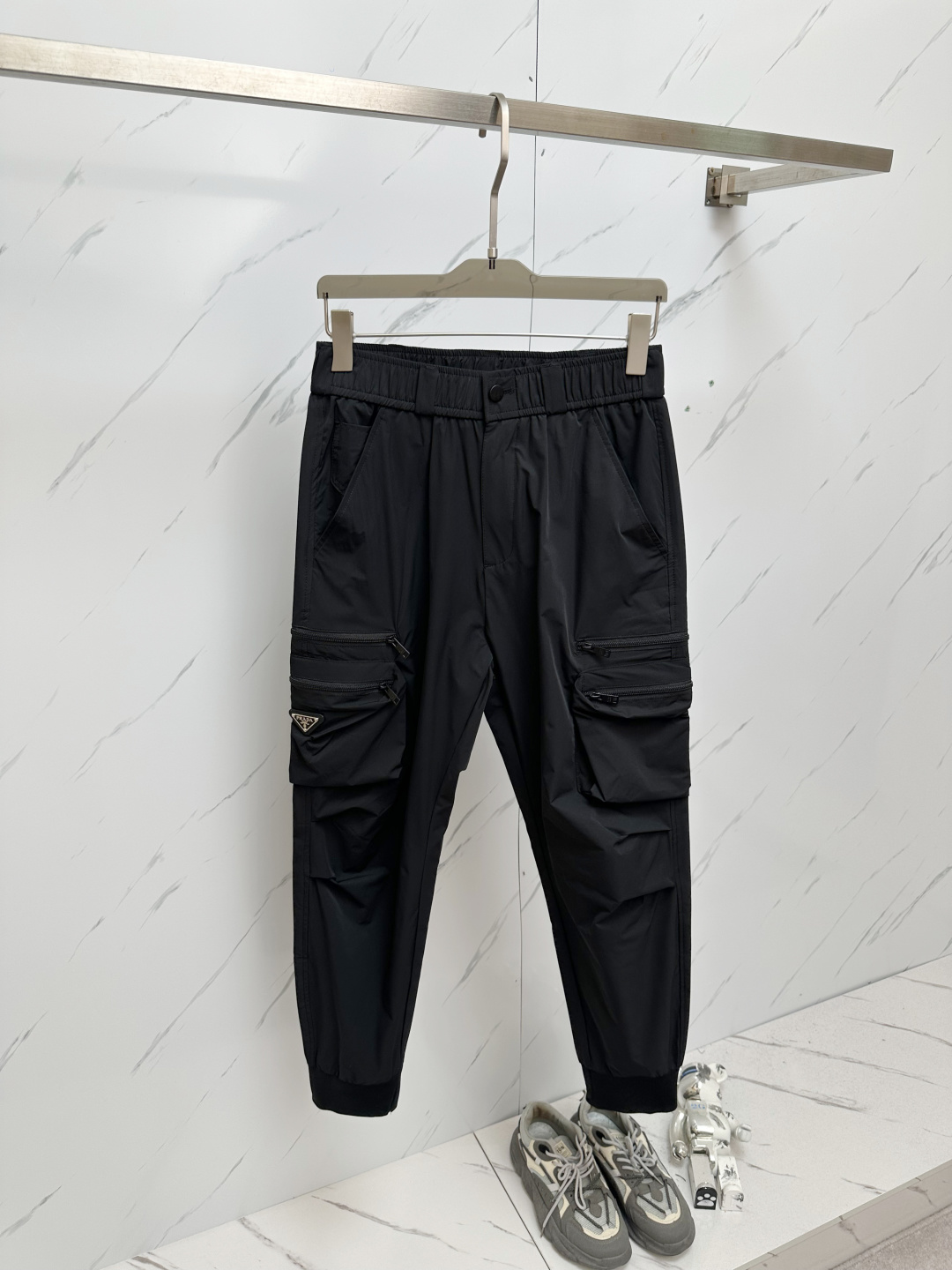 NO:161219,The casual straight-leg trousers in spring and summer are made of high-quality woven material, the fabric is silky and crisp, the upper body is eye-catching and full of reversal rate!  Casual straight-leg pants style cut, same style for men and women!  Code number M-3XL, alexander wang19860909春夏季休闲直筒长裤,采用优质梭织材质,面料丝滑挺括,上身足够吸睛且回头率爆棚！休闲直筒裤装版型剪裁,男女同款！码数M-3XL,,alexander wang,Men's clothing