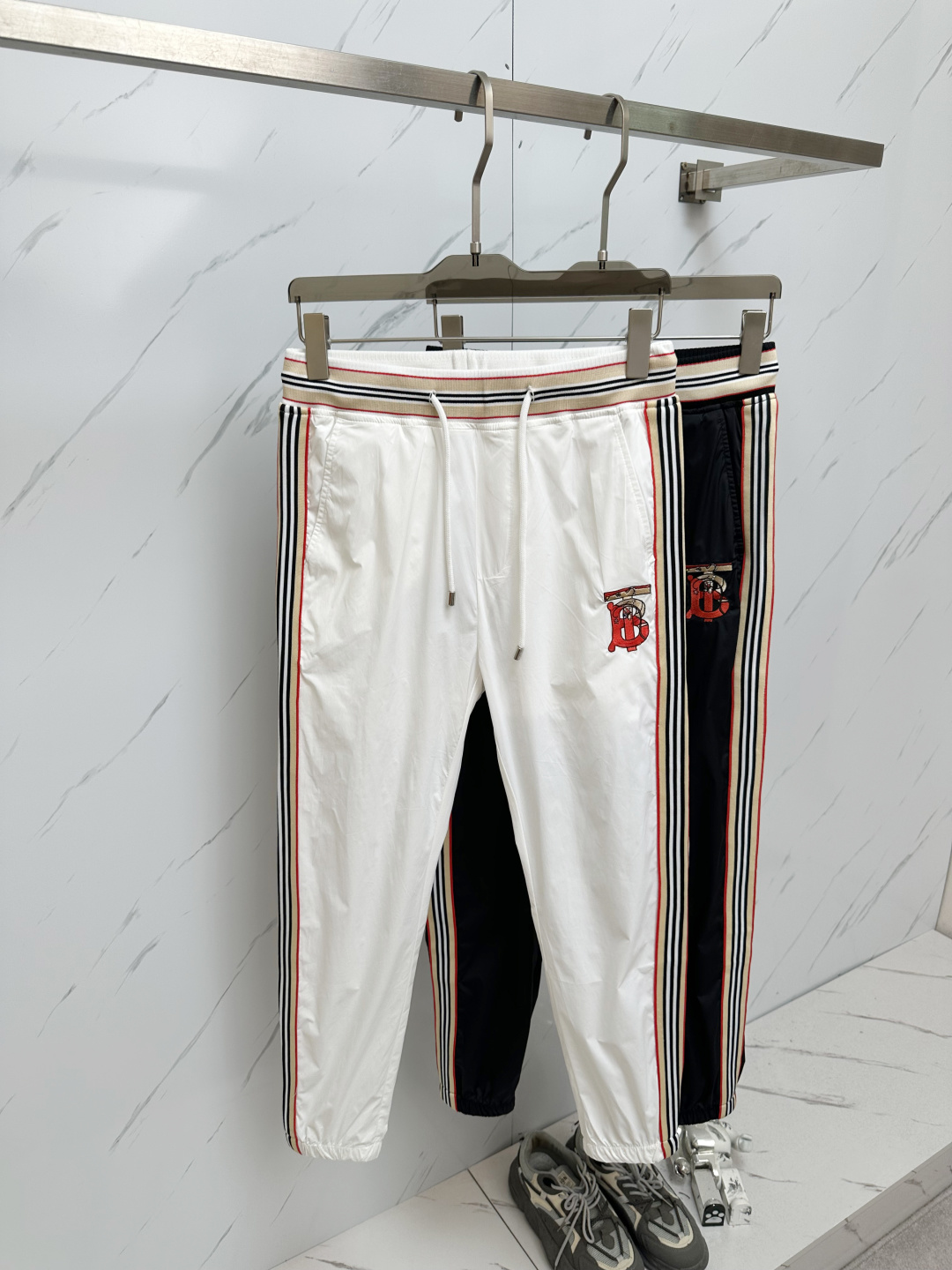 NO:161218,Spring and summer casual trousers are made of high-quality woven material, the fabric is silky and crisp, the upper body is eye-catching and full of resumption!  Casual pants style cut, same style for men and women!  Code number M-3XL, alexander wang19860909春夏季休闲长裤,采用优质梭织材质,面料丝滑挺括,上身足够吸睛且回头率爆棚！休闲裤装版型剪裁,男女同款！码数M-3XL,,alexander wang,Men's clothing