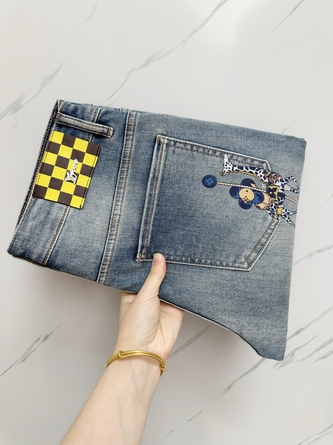 NO:161214,The official website counter is available at the same time. The original single product is a super stylish jeans, customized original washing denim fabric, unique design, top-grade printing craft letter pattern logo, original hardware and auxiliary decoration, extremely superior jeans, the materials and craftsmanship are extremely luxurious and exquisite, the grade is extremely high, the upper body is handsome and stylish, recommended, digits 29-38, jeans, alexander wang19860909官网专柜同步有售,原单狠货,超级有范儿的一款牛仔裤,定制原版水洗牛仔面料,独特设计,顶级印花工艺字母图案logo,原版五金辅料装饰,极为翘楚的一款牛仔裤,用料与工艺都极致奢华精湛,档次极高,上身帅气有型,推荐,码数29—38,,jeans,alexander wang,Men's clothing