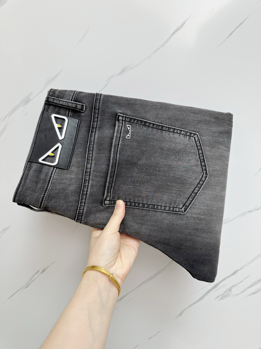 NO:491280,The official website counter is available at the same time. The original single product is a super stylish jeans, customized original washing denim fabric, unique design, top-grade printing craft letter pattern logo, original hardware and auxiliary decoration, extremely superior jeans, the materials and craftsmanship are extremely luxurious and exquisite, the grade is extremely high, the upper body is handsome and stylish, recommended, digits 29-38, jeans, alexander wang19860909官网专柜同步有售,原单狠货,超级有范儿的一款牛仔裤,定制原版水洗牛仔面料,独特设计,顶级印花工艺字母图案logo,原版五金辅料装饰,极为翘楚的一款牛仔裤,用料与工艺都极致奢华精湛,档次极高,上身帅气有型,推荐,码数29—38,,jeans,alexander wang,Men's clothing