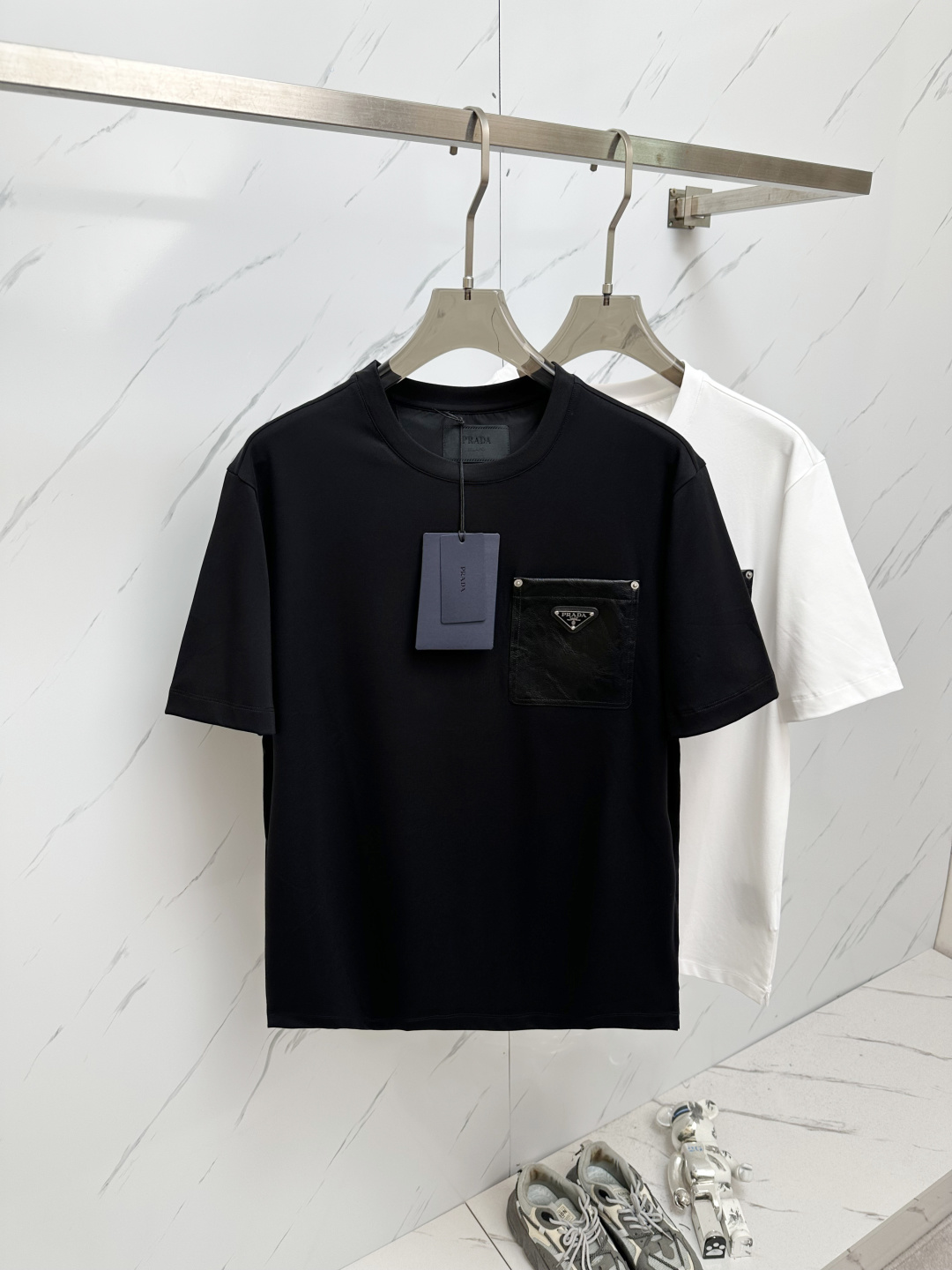 NO:161216,PRADA 2025 round neck short-sleeved T-shirt base shirt Elemental Logo badge highlights the casual and fashionable charm, and is still unique in style. It is well equipped with a companion... Customer-supplied high-strength elastic knitted liquid ammonia air-layer fabric, flat and symmetrical knitted light and refreshing, soft and comfortable, and excellent breathability. Simple and unique charm. The straight-cut style is more suitable for matching with various trendy and fashionable styles. It uses instrument embroidery, and the delicate and full texture highlights, bringing a new experience for fashion sports and leisure. Color black white Size 48-56,,prada,T-shirt,tees,t-shirt,alexander wang19860909PRADA 2025 圆领短袖T恤打底衫 元素性的Logo徽章凸显休闲时尚魅力,依然独领时尚风骚.内搭好伴侣… 客供高支弹力针织液氨空气层面料,平整匀称的针织轻薄清爽,柔软舒适,透气性极佳.简洁而富有独特魅力.直裁版型更为适合搭配各种潮流时尚造型. 采用器械刺绣,细腻饱满的质感突显,为时尚运动休闲带来全新体验. 颜色黑色 白色 尺码 48—56,,prada,T-shirt,tees，t-shirt,alexander wang,Men's clothing