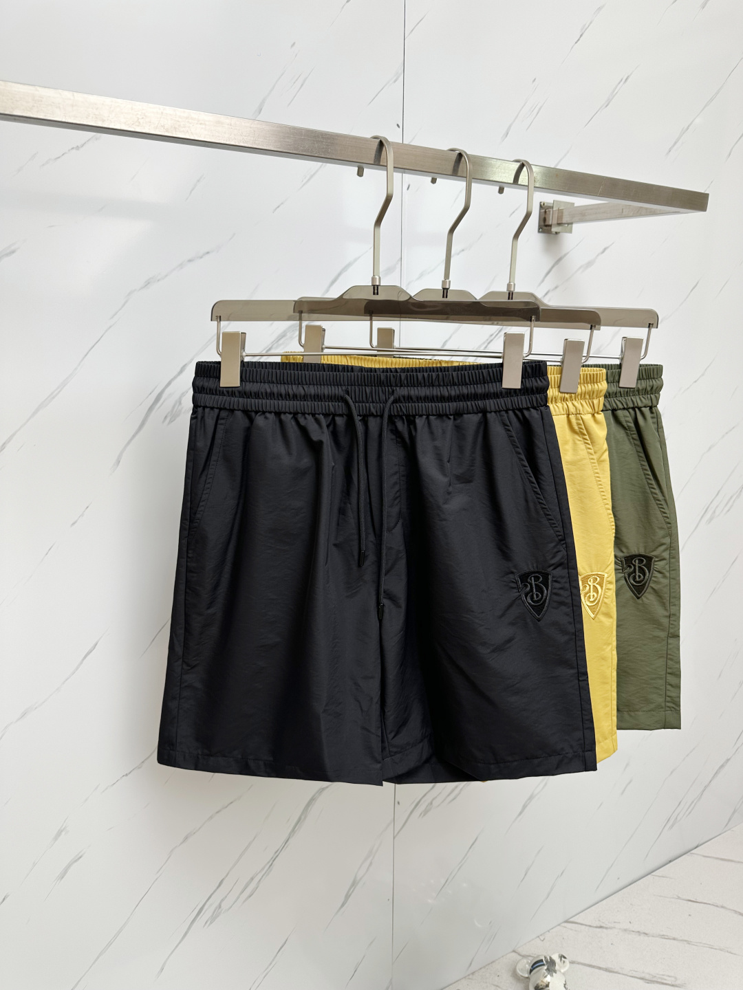 NO:162600,BURB hit shorts 2025ss new men's casual shorts, high-end version!  Customized fabrics for counters are breathable and comfortable, with impeccable details, and the brand element design concept reflects high quality. The feel is delicate and soft!  It is casually cut, with a great upper body style!  Count 48-56, burberry, shorts, alexander wang19860909BURB 爆款短裤2025ss新款男士休闲短裤,高端版本！专柜定制面料 透气舒适度高,细节无可挑剔,品牌元素设计理念,体现高品质.手感细腻柔软！呈现休闲裁剪,上身版型超赞！码数48—56,,burberry,shorts,alexander wang,Men's clothing