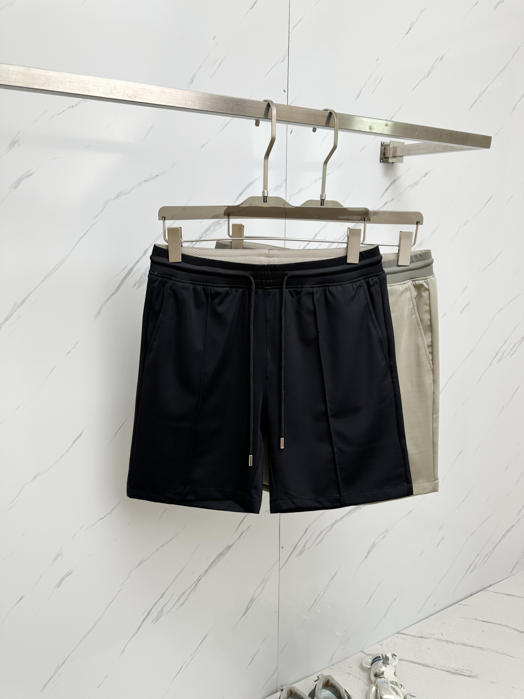 NO:162598,PRAD25 Spring and Summer Shorts This model is a series that combines fashion, leisure and sports, demonstrating innovation, design and functionality. The series was first unveiled in 1997. It stands out with a versatile high-function design, integrating contemporary aesthetic concepts and advanced technology. The fabric is imported from Korea and has an ordering cycle of up to 90 days. The craft uses imported rubber strips, with a temperature of 160 degrees, with stable firmness, and a national standard test standard, and is not easy to break. The classic red rubber strips are never out of date, and are on sale in Hong Kong counters. The pocket design is clever, both practical and decorative. The wearable style is adapted to the range of occasions, and the style shows clean and neat body lines. The right length is even more considering the comfort needs of different groups of people. It is suitable for summer outdoor sports and office outfits. The details show the ingenuity, which all reflects Pra's exquisite craftsmanship.  Code number M-3XL, prada, shorts, alexander wang19860909PRAD25春夏短裤款 此款是一个融合时尚休闲与运动的系列,彰显创新性、设计感与功能性.该系列于1997年首度亮相,以百搭的高功能设计脱颖而出,融合当代美学理念与先进技术, 面料采用韩国进口面料,订货周期高达90天. 工艺采用进口胶条,温度达160度热压,牢固性稳定,国标测试达标,不易破损. 经典红胶条永不过时,香港专柜在售,口袋的设计巧妙,兼具实用性与装饰性.穿着版型适应场合范围广,版型展现干净利落的身形线条,恰到好处的长度更是考虑到不同人群的舒适需求,适合夏季户外运动和办公室穿搭,细节之处尽显匠心,无不体现Pra的精湛工艺 码数M-3XL,,prada,shorts,alexander wang,Men's clothing