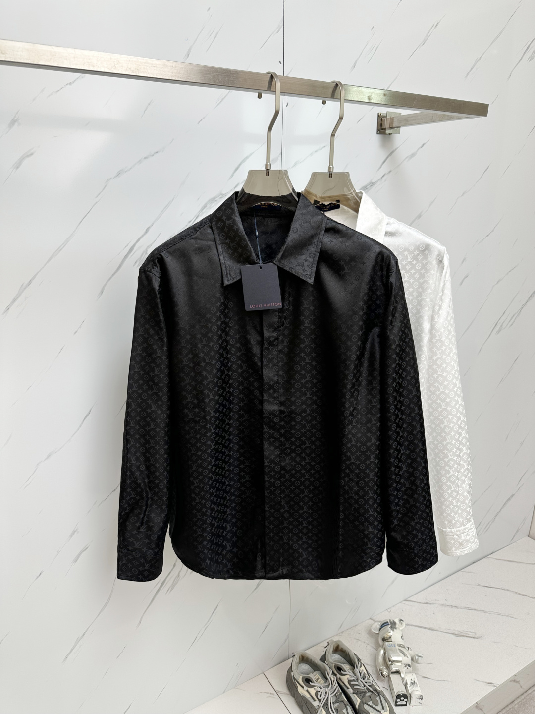 NO:162596,Donkey brand original single men's high-end fashion long-sleeved shirt, trading company foreign products, high-end platinum-grade products, luxury limited edition, pure blood quality!  There is no need to question the things of the Donkey Family. Its rank and brand influence are very representative, with its own unique style aesthetics. Among the many single product series, its basic single product is the classic ace work of Donkey Family. It has nothing to do with the season and style direction, and is a must-have type every season. It abandons fashion concept design and presents it with a streamlined but fashionable style!  The classic presbyterian elements perfectly follow the essence and genes of LV. The designer cleverly interprets the three presbyterian logos in a unique and innovative way, integrating them, showing a very distinctive and fashionable proposition, which is very labeled and perfectly boasts the identity of the brand!  Customer-supplied imported fabrics, processed without ironing, have excellent texture and excellent skin-friendliness. The fabric texture exudes a sense of high-end and luxurious, and has an excellent touch experience!  Detailed and sophisticated, first-class quality, impeccable, selected high-end mother-sized buckles, tightly lined, versatile color matching, casual commuting, no age-level limitations, and extremely high-level control!  Size S-XL, louis vuitton,louis vuitton,louis vuitton,shirts,alexander wang19860909驴牌原单男士高级时装长袖衬衫,贸易公司洋行货,高端白金级臻品,奢侈限量版,纯正血统品质！驴家的东西无需质疑,其段位和品牌影响力都属于极具代表性的,有着自身独特的风格美学,在众多单品系列中,其基础款单品属于驴家的经典王牌之作,无关季节和风格走向,属于每季节必出的类型,摒弃了时装概念设计,以精简而不失时髦的画风呈现！经典老花元素,完美沿袭了 LV 的精髓与基因,设计师巧妙对三种老花标识进行别具一格的创新演绎,浑然一体,展现出极具鲜明态度的时髦主张,非常标签化,完美标榜了品牌的身份！客供进口面料,经过免烫工艺处理,质感颇为上乘,亲肤性绝佳,面料肌理透着高级和贵奢感,触感体验值绝佳！细节精致考究,品相一流,无可挑剔,甄选的高级母贝扣,走线严丝合缝,配色基础百搭,通勤亦休闲,无年龄层次限定,驾驭度极高的时髦单品！尺码S-XL,,louis vuitton,louis vuitton,louis vuitton,shirts,alexander wang,Men's clothing