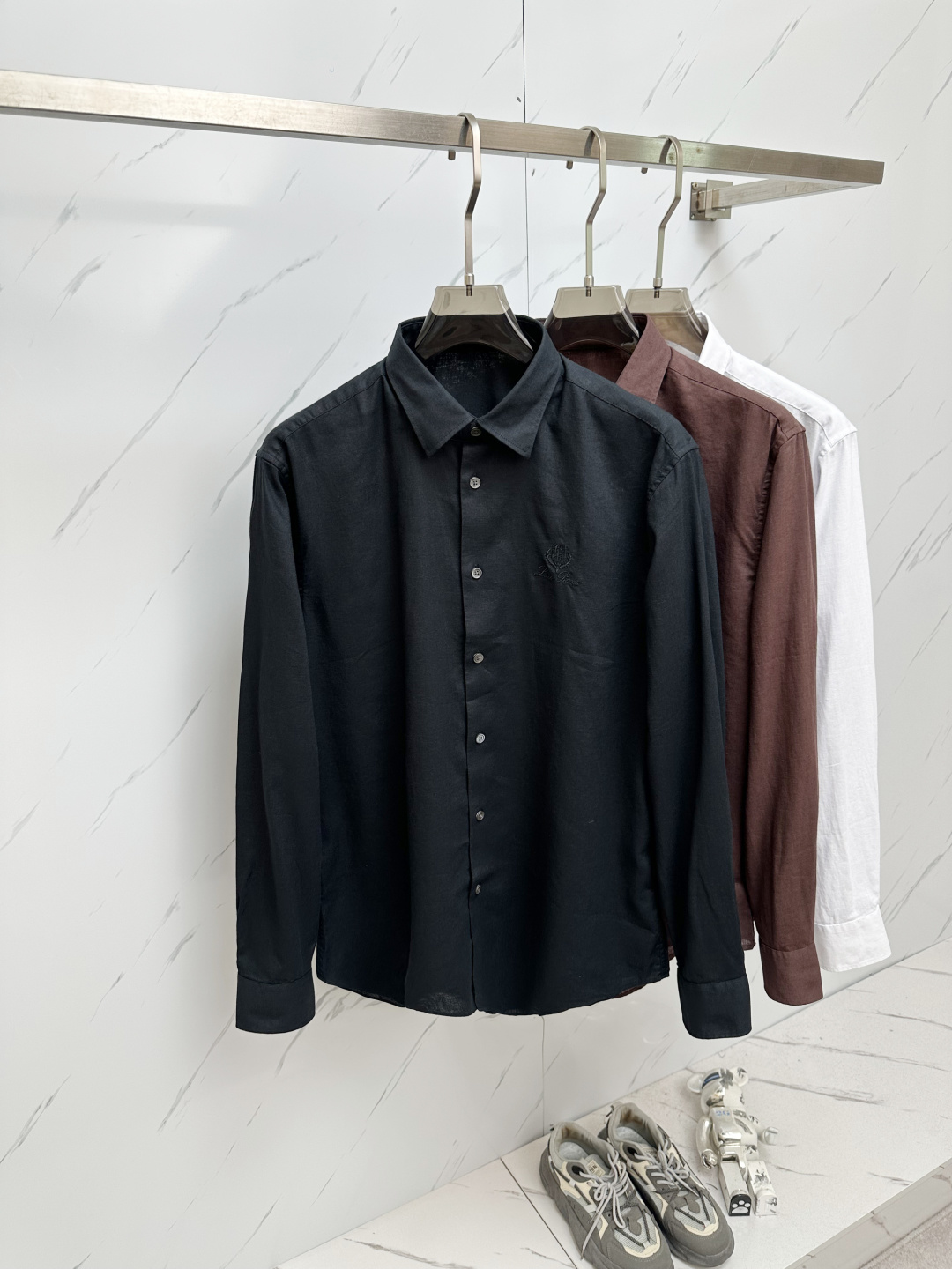 NO:162604,New imported linen solid color embroidered lapel shirt in spring, summer and autumn, simple and versatile business casual long-sleeved shirt for men!  Trading companies have sparse channels and are released on the official website at the same time!  The high-end shirts that are a must-have for daily commuting will definitely make you repurchase unlimited!  This shirt is made of top-quality linen material for customer supply. It has super breathable and sweat-absorbing properties, giving you a refreshing and comfortable feeling. The industry's breathable linen fabric is knitted from warp and weft spinning machine twisted thread. It has a vivid concave and concave texture and a soft and comfortable feel. If you look at the knots on the surface of the fabric, you can say that there is basically no such thing as a very differentiation of cheap and rough sesame material on the market!  Customized deep-sea mother buckles are provided for customer, each one has been strictly selected, transparent and crystal clear, and very high-end!  Basic regular style cut, the upper body is very stylish, the most scarce and high-end LP cotton and linen shirt is a high-end product that is really hard to encounter, don’t miss it!  Color white, black, brown, navy blue, fruit green, size S, xxl, size reference S, shoulder width 46 bust 102 sleeve length 63 clothes 74 M, shoulder width 47 bust 106 sleeve length 64 clothes 75 L, shoulder width 48 bust 110 sleeve length 65 clothes 76 XL, shoulder width 49 bust 114 sleeve length 66 clothes 77 XXL, shoulder width 50 bust 118 sleeve length 67 clothes 78, loro piano, shirts, alexander wang19860909春夏秋新款进口亚麻纯色刺绣翻领衬衣,男士基础简约百搭商务休闲长袖衬衫！贸易公司渠道稀出,同步官网发售！重磅私密订单稀出,日常通勤必入的高端衬衫,绝对会让你无限回购的款！ 此款衬衣采用客供顶级亚麻材质打造,拥有着超强的透气吸汗性,给你透心凉的清爽舒适感,业界堪称会呼吸的亚麻布面料,由经纬纺机捻线针织而成,具有生动的凹凸纹理感,手感柔软舒适,仔细看看面料表面的结节点,可以说是基本没有的,很大的区别出市面廉价粗糙感的麻料！客供定制深海母贝扣,每一颗都经过严格挑选,剔透晶莹,非常富有高级感！基础常规的版型裁剪,上身修饰身材非常有型,最稀缺最高级的LP棉麻衬衫,真的很难遇到的高端臻品,切勿错过！ 颜色白色、黑色 咖啡色 藏青色 果绿色 尺码S一xxl 尺寸参考 S码肩宽46胸围102袖长63衣长74 M码肩宽47胸围106袖长64衣长75 L码肩宽48胸围110袖长65衣长76 XL码肩宽49胸围114袖长66衣长77 XXL码肩宽50胸围118袖长67衣长78,,loro piana,shirts,alexander wang,Men's clothing