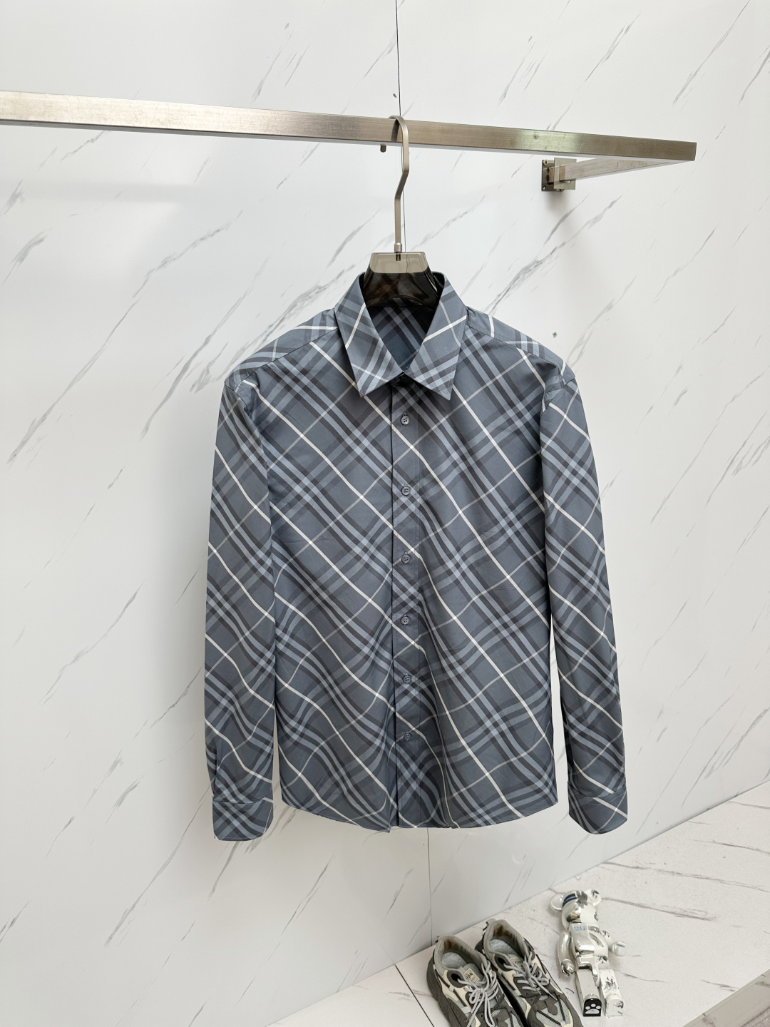 NO:162602,BBR, checked cotton casual shirts. The old channel is a serious and good thing. The order fabric must be yarn timbered and woven. The mercerized spinning will not look glossy, but a faint dark luster, which is very high-end! The small loose H-shaped cut, with more than enough upper body, with buttons on the edge of the collar to effectively prevent the collar tip from rolling up, which is particularly exquisite! The most exquisite thing is the new log0, hand-positioned thread embroidery, and the careful production of each needle and thread. The workmanship of the details is very resistant to scrutiny. The diagonal lattice of the front piece is the most basic quality of the brand. Volcanic ash grid Size S-XXL S S shoulder width 44 bust 102 sleeve length 62 clothes 75 M S shoulder width 45 bust 106 sleeve length 63 clothes 76 L S shoulder width 46 sleeve length 64 clothes 77 XL S shoulder width 47 bust 114 sleeve length 65 clothes 78  XXL size shoulder width 48 bust 118 sleeve length 66 clothes length 79,,,shirts,alexander wang19860909BBR、格纹棉质休闲衬衫 老渠道的正经好东西,订单面料,必须是纱线订染后织,丝光线定纺不会一眼光泽感,而是若有若无的暗光泽,非常显高级! 小宽松H型的剪裁,上身有余,领边设有纽扣,有效防止领尖卷起,格外精致! 最精致的还属新log0,手工定位线绣,每 针每一线的精心制作.细节之处的做工很经得起推敲,前片斜对格是品牌最基本的素养了. 火山灰格 尺码S-XXL S码肩宽44胸围102袖长62衣长75 M码肩宽45胸围106袖长63衣长76 L码肩宽46胸围110袖长64衣长77 XL码肩宽47胸围114袖长65衣长78 XXL码肩宽48胸围118袖长66衣长79,,,shirts,alexander wang,Men's clothing