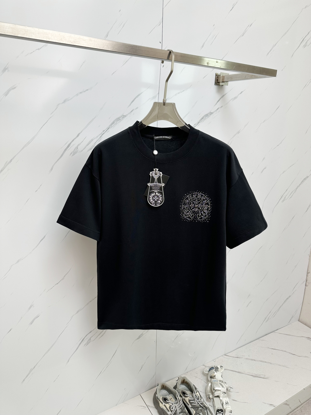 NO:162594,FD 2025 spring and summer new men's round neck short-sleeved T-shirt is sold simultaneously in the counter, high-end quality, high-version, classic letter logo design, customized imported cotton fabric, soft and delicate, skin-friendly and comfortable and breathable, casual and simple, and the upper body is very handsome and stylish. A must-have item for men!  S-2XL, T-shirt,tees,t-shirt,alexander wang19860909FD 2025春夏新款男士圆领短袖T恤 专柜同步售卖,高端品质 高版本 经典字母logo设计 定制进口纯棉面料 手感柔软细腻 穿着亲肤舒适又透气,休闲又简单,上身非常帅气有型 男士必备单品 ！ 码数S-2XL,,T-shirt,tees，t-shirt,alexander wang,Men's clothing