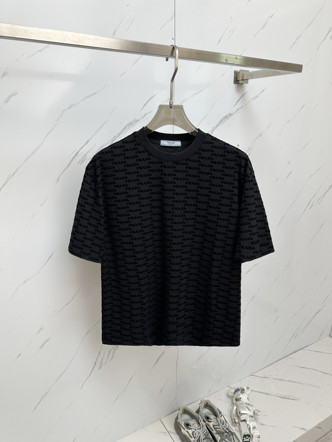 NO:162592,PRADA's new men's letter velvet printed short-sleeved T-shirts in 2025 spring and summer series are made of customized mercerized double-sided fabrics, both breathability and comfort, and wear resistance and texture coexist. Every time you wear it, it is a gentle care for the skin. The unique logo design and flocking process are not only rich in touch, but also show a unique texture under light and shadow. Every time you wear it, it is carefully crafted by details. Size M-2XL,,prada,prada,T-shirt,tees,t-shirt,alexander wang19860909PRADA 普拉达2025春夏系列新品男士字母丝绒印花短袖T恤采用定制丝光双面面料,透气性与舒适度兼备,耐磨性与质感并存.每一次穿着,都是对肌肤的温柔呵护.独特logo设计,融合植绒工艺,不仅触感丰富,更在光影下展现出独特的质感.每一次穿着,都是对细节的精心雕琢 尺码M-2XL,,prada,prada,T-shirt,tees，t-shirt,alexander wang,Men's clothing