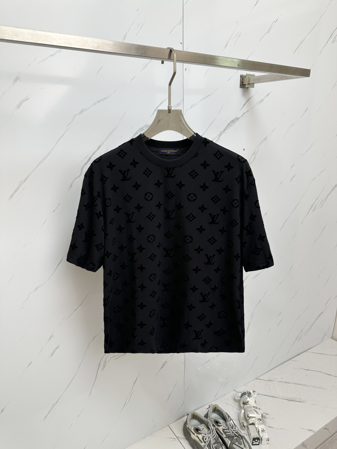 NO:162590,LV2025 Spring and Summer Series New Men's Letter Velvet Printed Short-Sleeve T-shirts with Custom Mercerized Double-Side Fabric, both breathability and comfort, and wear resistance and texture. Every time you wear it, it is a gentle care for the skin. The unique logo design and flocking process not only have a rich touch, but also shows a unique texture under light and shadow. Every time you wear it, it is carefully crafted by details. Size M-2XL,,louis vuitton, T-shirt,tees, t-shirt,alexander wang19860909LV2025春夏系列新品男士字母丝绒印花短袖T恤采用定制丝光双面面料,透气性与舒适度兼备,耐磨性与质感并存.每一次穿着,都是对肌肤的温柔呵护.独特logo设计,融合植绒工艺,不仅触感丰富,更在光影下展现出独特的质感.每一次穿着,都是对细节的精心雕琢 尺码M-2XL,,louis vuitton,T-shirt,tees，t-shirt,alexander wang,Men's clothing