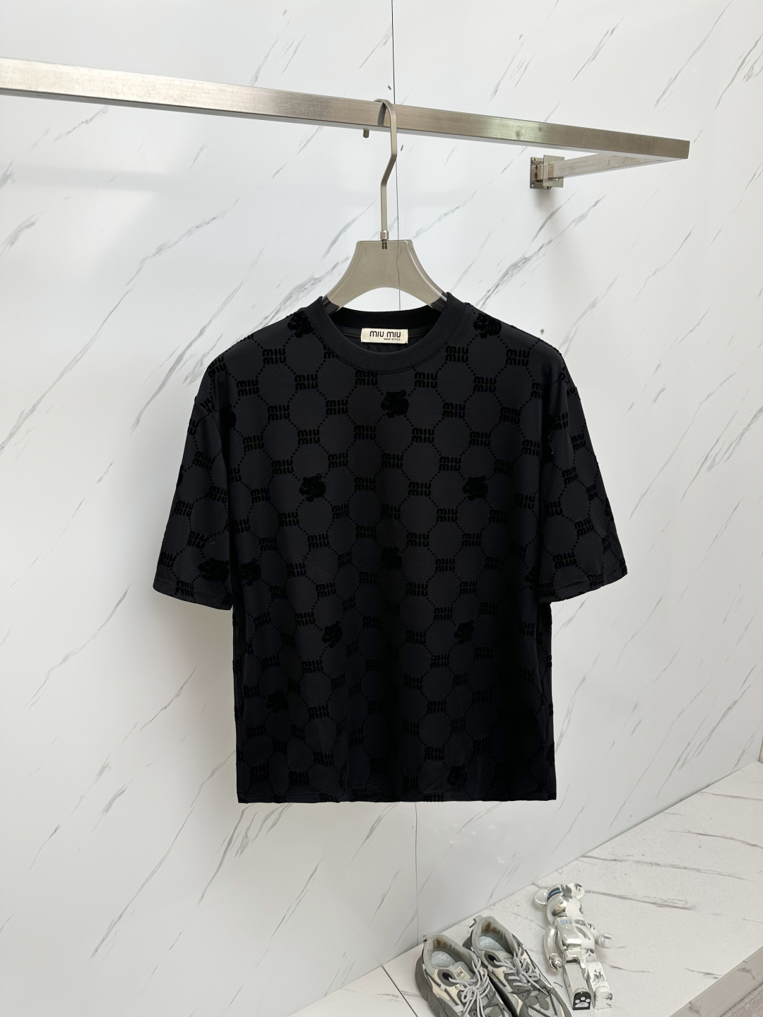 NO:162588,Miumiu 2025 Spring and Summer Series New Men's Letter Velvet Printed Short-Sleeve T-shirts with Custom Mercerized Double-Side Fabric, both breathability and comfort, and wear resistance and texture. Every time you wear it, it is a gentle care for the skin. The unique logo design and flocking process not only have a rich touch, but also shows a unique texture under light and shadow. Every time you wear it, it is carefully crafted by details. Size M-2XL,,miumiu, T-shirt,tees, t-shirt,alexander wang19860909miumiu2025春夏系列新品男士字母丝绒印花短袖T恤采用定制丝光双面面料,透气性与舒适度兼备,耐磨性与质感并存.每一次穿着,都是对肌肤的温柔呵护.独特logo设计,融合植绒工艺,不仅触感丰富,更在光影下展现出独特的质感.每一次穿着,都是对细节的精心雕琢 尺码M-2XL,,miumiu,T-shirt,tees，t-shirt,alexander wang,Men's clothing