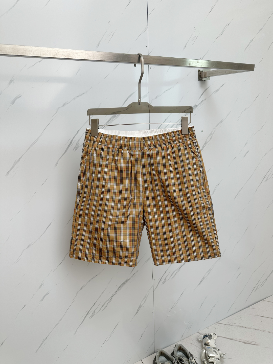 Burberry Men's Classic Checkered Shorts - Comfortable & Stylish 2 cmp i1747050825766 4629 0 0