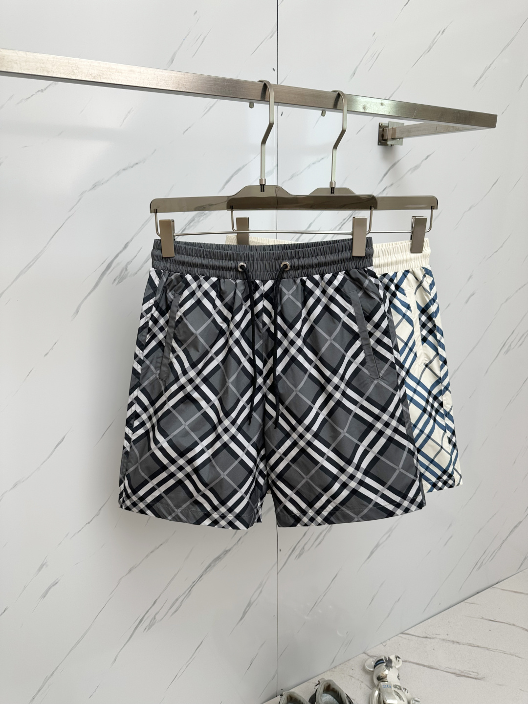 NO:437636,BURB s new counter style high-end custom new shorts customized fabric feels like baby skin, super large elasticity and comfort, very high quality of official website, must-promotion products for every season, simple and fashionable, casual and positioning, good design for counter, great style, super good upper body effect, hot-selling size for counter.M L XL XXL 3XL,,burberry, shorts,alexander wang19860909BURB s新品专柜款高级订制新品短裤 定制面料 手感如同婴儿肌肤一样 超大弹力舒适度极高官网每季专柜必推产品 简约时尚 休闲走位 专柜走好设计 版型巨好 上身效果超好 专柜热卖尺码.M L XL XXL 3XL,,burberry,shorts,alexander wang,Men's clothing