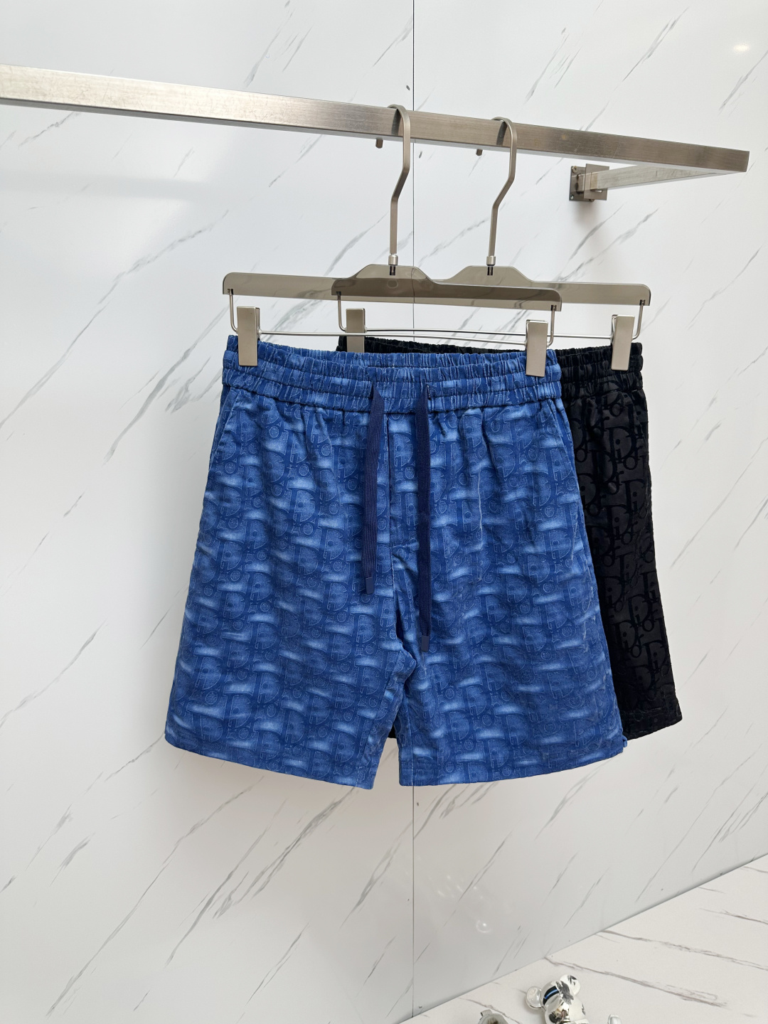 NO:453414,DIOR hot shorts 2025ss new men's casual shorts, high-end version!  Customized fabrics for counters are breathable and comfortable, with impeccable details, and the brand design concept reflects high quality. They feel delicate and soft!  It is casually cut, with a great upper body style!  Code number M-2XL, dior, shorts, alexander wang19860909DIOR 爆款短裤2025ss新款男士休闲短裤,高端版本！专柜定制面料 透气舒适度高,细节无可挑剔,品牌设计理念,体现高品质.手感细腻柔软！呈现休闲裁剪,上身版型超赞！码数M-2XL,,dior,shorts,alexander wang,Men's clothing