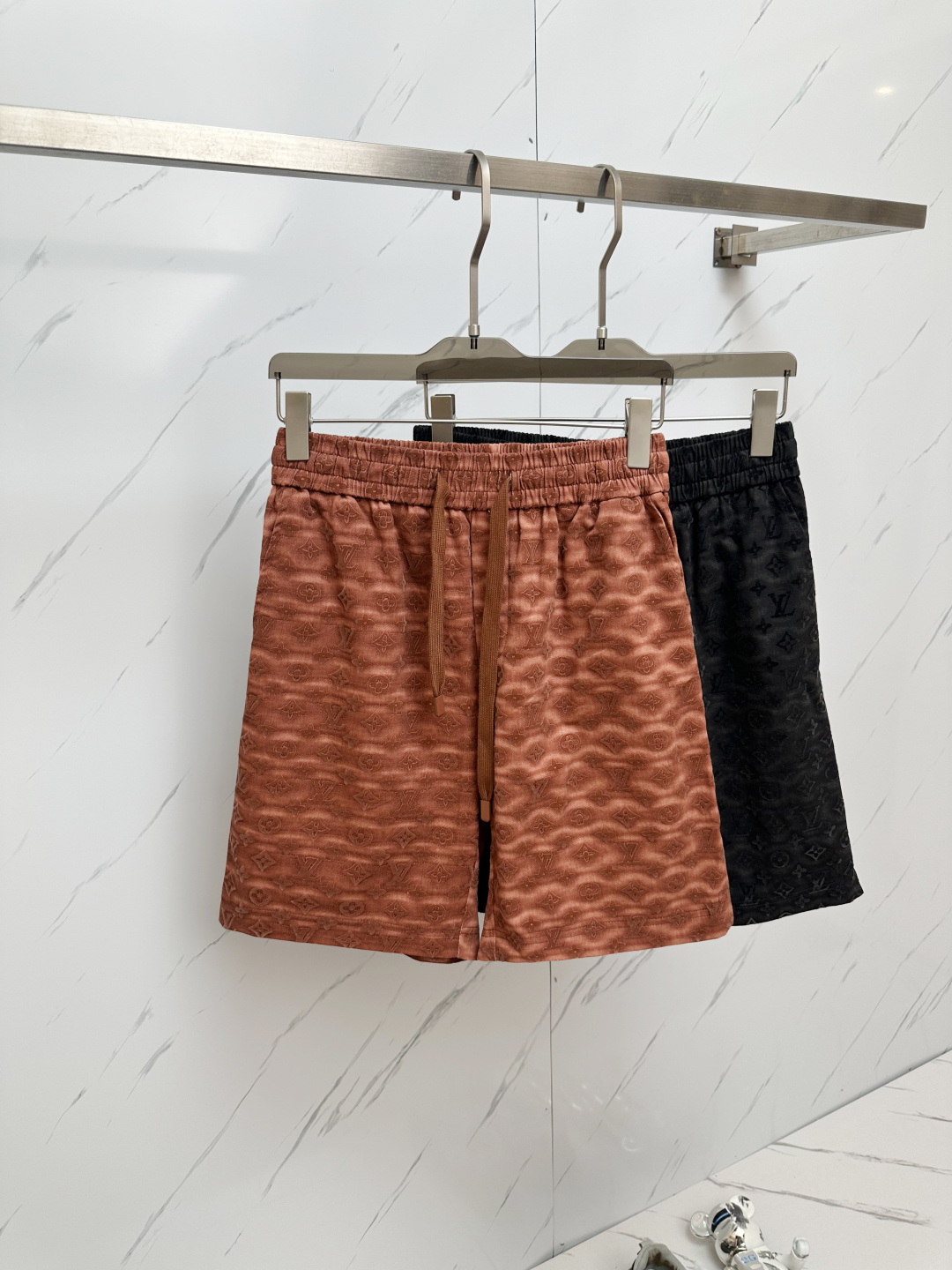 NO:453419,LV hot shorts 2025ss new men's casual shorts, high-end version!  Customized fabrics for counters are breathable and comfortable, with impeccable details, and the brand design concept reflects high quality. They feel delicate and soft!  It is casually cut, with a great upper body style!  Code number M-2XL, louis vuitton, shorts, alexander wang19860909LV 爆款短裤2025ss新款男士休闲短裤,高端版本！专柜定制面料 透气舒适度高,细节无可挑剔,品牌设计理念,体现高品质.手感细腻柔软！呈现休闲裁剪,上身版型超赞！码数M-2XL,,louis vuitton,shorts,alexander wang,Men's clothing