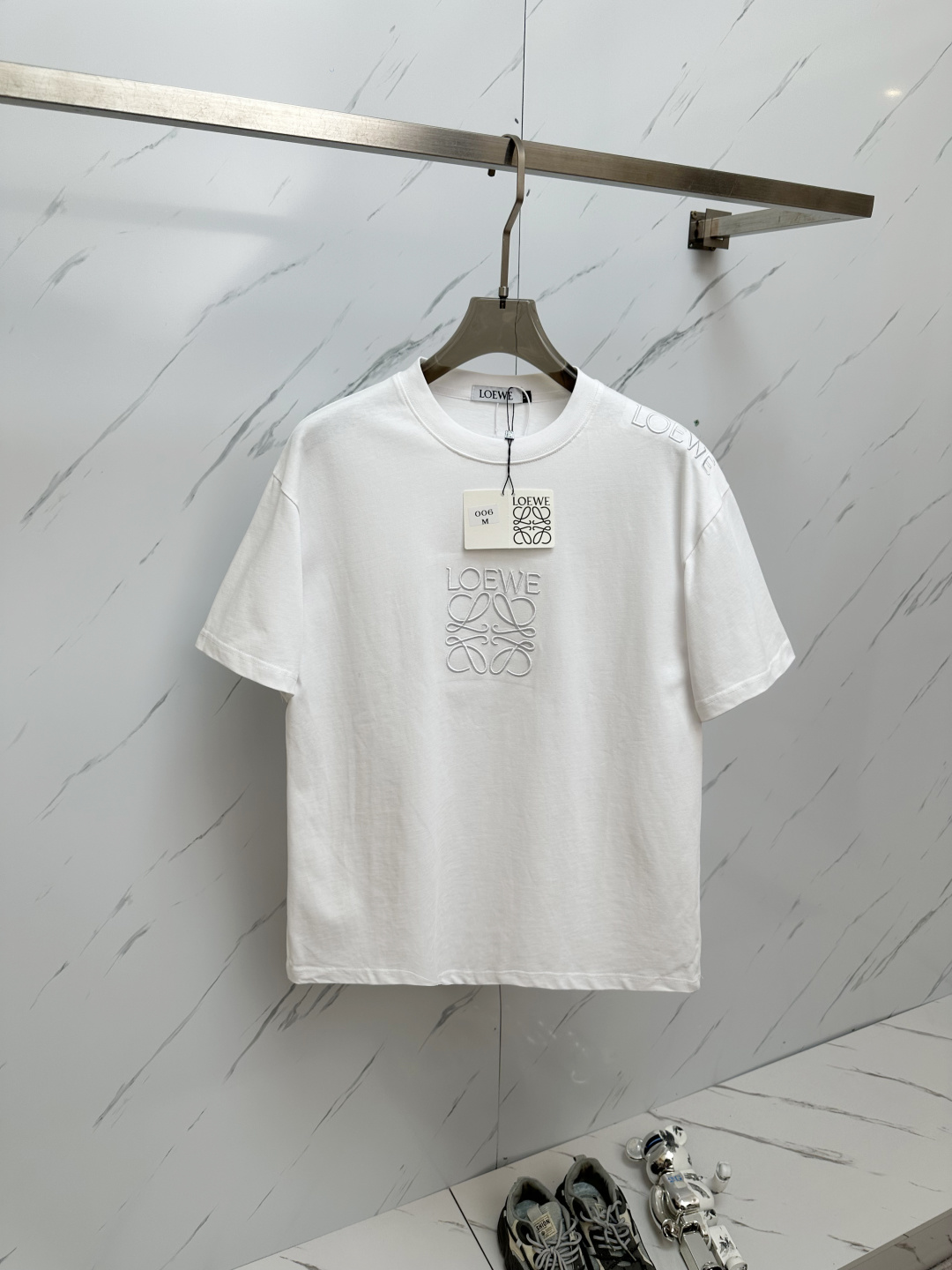 NO:453439,The latest model for the 25 counters is synchronized with the new short-sleeved T-shirts for men and women in spring and summer, and the counters are released simultaneously!  Customized exclusive pure cotton fabric, customized original craft threads, and chest heavy-work letter logo craft design!  Simple and generous, calm and versatile, extremely high-end, perfectly integrated with fashion and style, a top fashionable style that perfectly suits the outside wear!  The overall feeling is natural!  The ultimate classic versatile short-sleeved T-shirt is designed with the latest three-dimensional letter logo pattern elements!  The ultimate perfection of heavy industry!  Fans who pursue high quality are please buy them by themselves, and all fans who know the goods are invited to appreciate this model together!  !  Size M-3XL, T-shirt,tees,t-shirt,alexander wang1986090925专柜同步最新款 春夏新款男女同款短袖T恤,专柜同步发售！定制专属纯棉面料,定制原版工艺螺纹,胸前重工字母logo工艺设计！简约大方,从容百搭,档次极高,完美融入时尚还有风情感一款完美符合外穿的顶尖时髦气质款！整体给人浑然天成的感觉！极致经典的百搭型短袖T恤,采用最新的立体字母logo图案元素设计！极致的重工极致的完美！追求高品质的粉丝们请自行抢购,诚邀所有识货的粉丝一同鉴赏此款！！ 尺码M-3XL,,T-shirt,tees，t-shirt,alexander wang,Men's clothing