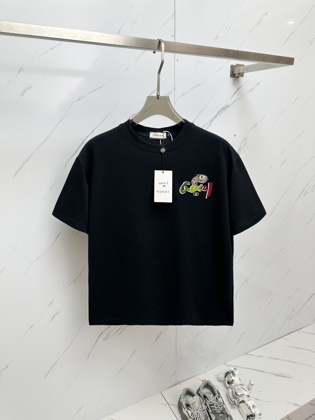 NO:453434,GUCCI 25 counters are synchronized with the latest models. The new short-sleeved T-shirts for men and women in spring and summer are available for sale in the counters!  Customized exclusive pure cotton fabric, customized original craft threads, and chest heavy-work letter logo craft design!  Simple and generous, calm and versatile, extremely high-end, perfectly integrated with fashion and style, a top fashionable style that perfectly suits the outside wear!  The overall feeling is natural!  The ultimate classic versatile short-sleeved T-shirt is designed with the latest three-dimensional letter logo pattern elements!  The ultimate perfection of heavy industry!  Fans who pursue high quality are please buy them by themselves, and all fans who know the goods are invited to appreciate this model together!  !  Size M-3XL, gucci, T-shirt,tees, t-shirt,alexander wang19860909GUCCI 25专柜同步最新款 春夏新款男女同款短袖T恤,专柜同步发售！定制专属纯棉面料,定制原版工艺螺纹,胸前重工字母logo工艺设计！简约大方,从容百搭,档次极高,完美融入时尚还有风情感一款完美符合外穿的顶尖时髦气质款！整体给人浑然天成的感觉！极致经典的百搭型短袖T恤,采用最新的立体字母logo图案元素设计！极致的重工极致的完美！追求高品质的粉丝们请自行抢购,诚邀所有识货的粉丝一同鉴赏此款！！ 尺码M-3XL,,gucci,T-shirt,tees，t-shirt,alexander wang,Men's clothing