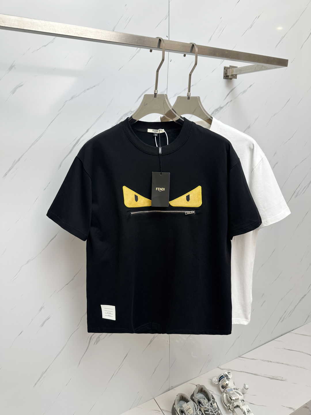 NO:453429,The latest model of FD 25 counters is synchronized with the new short-sleeved T-shirts for men and women in spring and summer, and the counters are released simultaneously!  Customized exclusive pure cotton fabric, customized original craft threads, and chest heavy-work letter logo craft design!  Simple and generous, calm and versatile, extremely high-end, perfectly integrated with fashion and style, a top fashionable style that perfectly suits the outside wear!  The overall feeling is natural!  The ultimate classic versatile short-sleeved T-shirt is designed with the latest three-dimensional letter logo pattern elements!  The ultimate perfection of heavy industry!  Fans who pursue high quality are please buy them by themselves, and all fans who know the goods are invited to appreciate this model together!  !  Size M-3XL, T-shirt,tees,t-shirt,alexander wang19860909FD 25专柜同步最新款 春夏新款男女同款短袖T恤,专柜同步发售！定制专属纯棉面料,定制原版工艺螺纹,胸前重工字母logo工艺设计！简约大方,从容百搭,档次极高,完美融入时尚还有风情感一款完美符合外穿的顶尖时髦气质款！整体给人浑然天成的感觉！极致经典的百搭型短袖T恤,采用最新的立体字母logo图案元素设计！极致的重工极致的完美！追求高品质的粉丝们请自行抢购,诚邀所有识货的粉丝一同鉴赏此款！！ 尺码M-3XL,,T-shirt,tees，t-shirt,alexander wang,Men's clothing