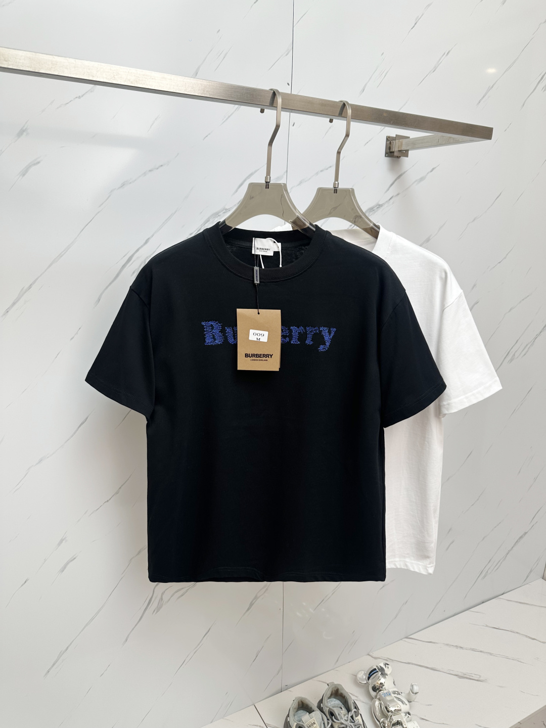 NO:453424,The latest model of BURB 25 counters is synchronized with the new short-sleeved T-shirts for men and women in spring and summer, and the counters are released simultaneously!  Customized exclusive pure cotton fabric, customized original craft threads, and chest heavy-work letter logo craft design!  Simple and generous, calm and versatile, extremely high-end, perfectly integrated with fashion and style, a top fashionable style that perfectly suits the outside wear!  The overall feeling is natural!  The ultimate classic versatile short-sleeved T-shirt is designed with the latest three-dimensional letter logo pattern elements!  The ultimate perfection of heavy industry!  Fans who pursue high quality are please buy them by themselves, and all fans who know the goods are invited to appreciate this model together!  !  Size M-3XL, Burberry, T-shirt,tees, t-shirt,alexander wang19860909BURB 25专柜同步最新款 春夏新款男女同款短袖T恤,专柜同步发售！定制专属纯棉面料,定制原版工艺螺纹,胸前重工字母logo工艺设计！简约大方,从容百搭,档次极高,完美融入时尚还有风情感一款完美符合外穿的顶尖时髦气质款！整体给人浑然天成的感觉！极致经典的百搭型短袖T恤,采用最新的立体字母logo图案元素设计！极致的重工极致的完美！追求高品质的粉丝们请自行抢购,诚邀所有识货的粉丝一同鉴赏此款！！ 尺码M-3XL,,burberry,T-shirt,tees，t-shirt,alexander wang,Men's clothing