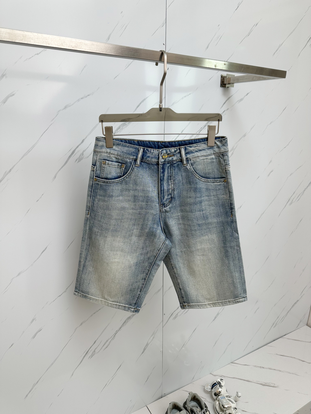 NO:488729,The official website counter is available at the same time. The original single product is a super stylish jeans, customized original washing denim fabric, unique design, top-grade printing craft letter pattern logo, original hardware and auxiliary decoration, extremely superior jeans, the materials and craftsmanship are extremely luxurious and exquisite, the grade is extremely high, the upper body is handsome and stylish, recommended, digits 29-38, jeans, alexander wang19860909官网专柜同步有售,原单狠货,超级有范儿的一款牛仔裤,定制原版水洗牛仔面料,独特设计,顶级印花工艺字母图案logo,原版五金辅料装饰,极为翘楚的一款牛仔裤,用料与工艺都极致奢华精湛,档次极高,上身帅气有型,推荐,码数29—38,,jeans,alexander wang,Men's clothing