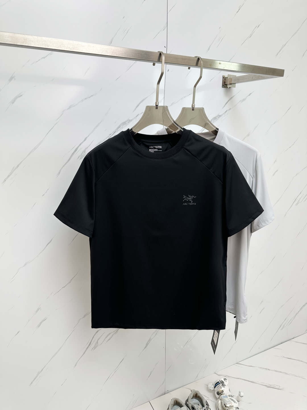 NO:488723,ARC*Architecture Bird 2025FW spring and summer new round neck bottoming and outer T-shirt, three-dimensional logo micro-contour half-sleeved pure cotton base, the feel is glutinous and skinny, soft and tough. The process, toughness and wrinkle resistance have been greatly improved. The micro-contour tailoring is very well-suited, the chest logo printing process is extremely recognizable. A must-have item for single-wearing base. The same model for men and women xh number M-3XL, arc'teryx,tees, t-shirt,alexander wang19860909ARC*始祖鸟 2025FW春夏新品圆领打底外穿T恤,立体感logo微廓形半袖纯棉打底,手感面糯有骨感,柔而有韧性.工艺处理,韧性和抗皱性能得到大幅度提高.微廓形剪裁很到位,胸前logo印花工艺,辨识度极高.单穿打底必备单品. 男女同款xh 码数M-3XL,arc'teryx,tees，t-shirt,alexander wang,Men's clothing