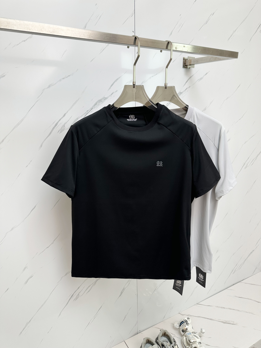 NO:488717,2025FW spring and summer new round neck base with T-shirt, three-dimensional logo micro-contour half-sleeved cotton base, the feel is glutinous and skinny, soft and tough. The process, toughness and wrinkle resistance have been greatly improved. The micro-contour tailoring is very well-placed, and the chest logo printing process is extremely recognizable. A must-have item for single-wearing base. The same model for men and women xh number M-3XL, tees, t-shirt, alexander wang198609092025FW春夏新品圆领打底外穿T恤,立体感logo微廓形半袖纯棉打底,手感面糯有骨感,柔而有韧性.工艺处理,韧性和抗皱性能得到大幅度提高.微廓形剪裁很到位,胸前logo印花工艺,辨识度极高.单穿打底必备单品. 男女同款xh 码数M-3XL,,tees，t-shirt,alexander wang,Men's clothing