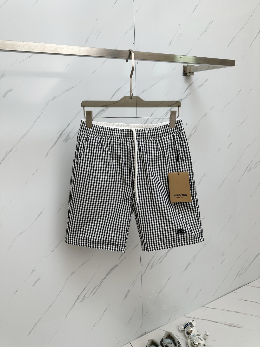 NO:474192,BURB Burberry 2025 summer new men's casual shorts, high-end custom fabric breathable fabric, extremely breathable, elastic and comfortable, impeccable details, top-level auxiliary materials, original logo design concept, delicate and soft feel!  The upper body style is excellent!  Size M-XXXL, burberry, burberry, shorts, alexander wang19860909BURB 巴宝莉 2025夏季新款男士休闲短裤,高级定制面料透气面料 透气弹力舒适度极高,细节无可挑剔,顶级辅料配备,原版logo设计理念,手感细腻柔软！上身版型超赞！尺码M-XXXL,,burberry,burberry,shorts,alexander wang,Men's clothing