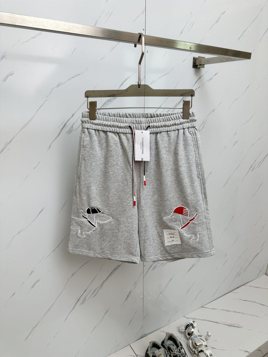 NO:474197,TB 2025 summer new men's casual shorts, high-end custom fabric breathable fabric, extremely breathable elastic and comfortable, impeccable details, top-level auxiliary materials, original logo design concept, delicate and soft feel!  The upper body style is excellent!  Size M-XXXL, shorts,alexander wang19860909TB 2025夏季新款男士休闲短裤,高级定制面料透气面料 透气弹力舒适度极高,细节无可挑剔,顶级辅料配备,原版logo设计理念,手感细腻柔软！上身版型超赞！尺码M-XXXL,,shorts,alexander wang,Men's clothing