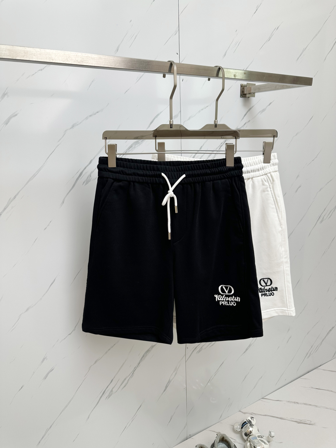 NO:437665,Warren 2025 summer new men's casual shorts, high-end custom fabric breathable fabric, extremely breathable elastic and comfortable, impeccable details, top-level auxiliary materials, original logo design concept, delicate and soft feel!  The upper body style is excellent!  Size M-XXXL, valentino, shorts, alexander wang19860909华伦 2025夏季新款男士休闲短裤,高级定制面料透气面料 透气弹力舒适度极高,细节无可挑剔,顶级辅料配备,原版logo设计理念,手感细腻柔软！上身版型超赞！尺码M-XXXL,,valentino,shorts,alexander wang,Men's clothing