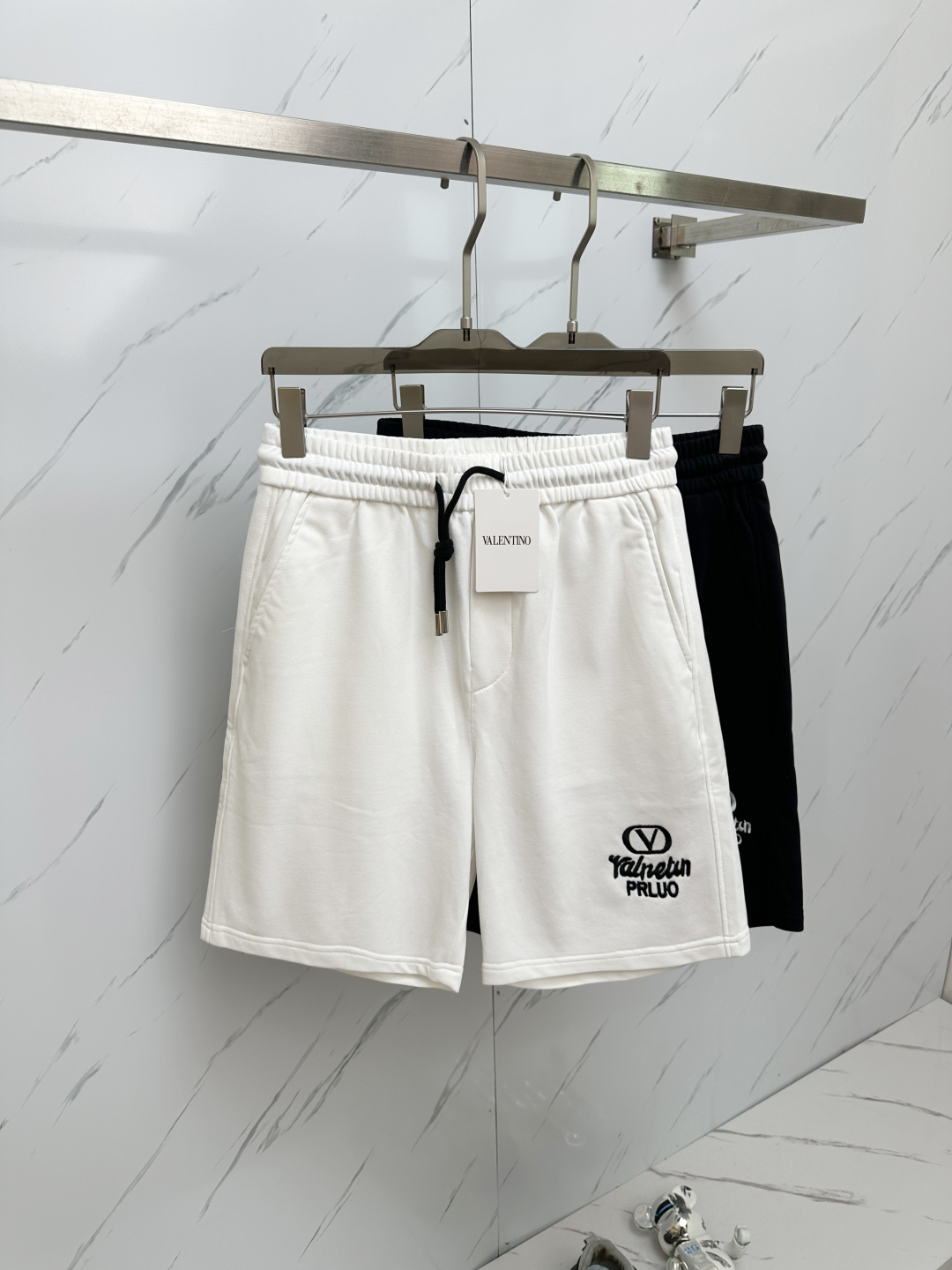 NO:474159,Warren 2025 summer new men's casual shorts, high-end custom fabric breathable fabric, extremely breathable elastic and comfortable, impeccable details, top-level auxiliary materials, original logo design concept, delicate and soft feel!  The upper body style is excellent!  Size M-XXXL, valentino, shorts, alexander wang19860909华伦 2025夏季新款男士休闲短裤,高级定制面料透气面料 透气弹力舒适度极高,细节无可挑剔,顶级辅料配备,原版logo设计理念,手感细腻柔软！上身版型超赞！尺码M-XXXL,,valentino,shorts,alexander wang,Men's clothing