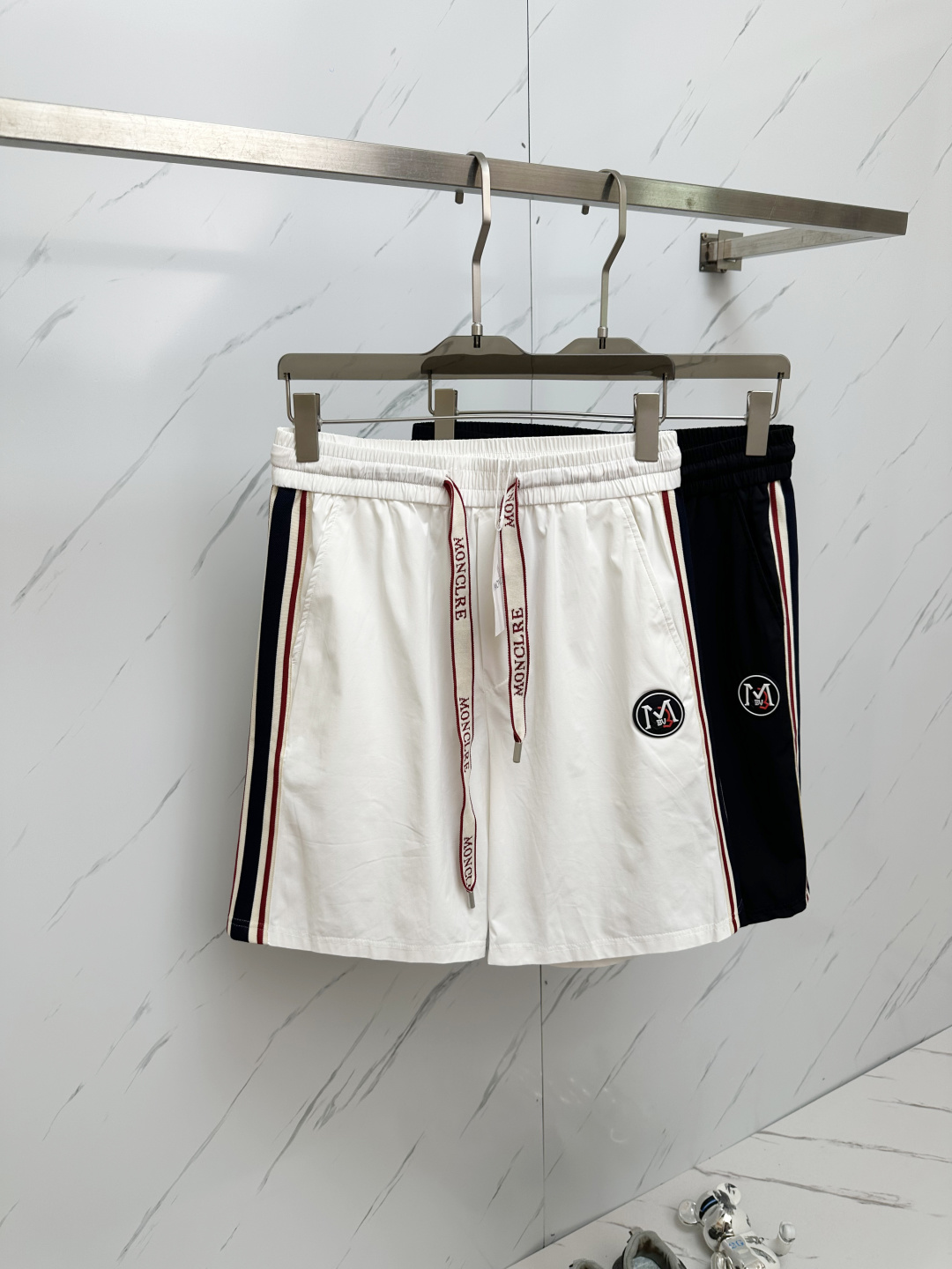 NO:437692,MO 2025 summer new men's casual shorts, high-end custom fabric breathable fabric, extremely breathable, elastic and comfortable, impeccable details, top-level auxiliary materials, original logo design concept, delicate and soft feel!  The upper body style is excellent!  Size M-XXXL, shorts,alexander wang19860909MO 2025夏季新款男士休闲短裤,高级定制面料透气面料 透气弹力舒适度极高,细节无可挑剔,顶级辅料配备,原版logo设计理念,手感细腻柔软！上身版型超赞！尺码M-XXXL,,shorts,alexander wang,Men's clothing