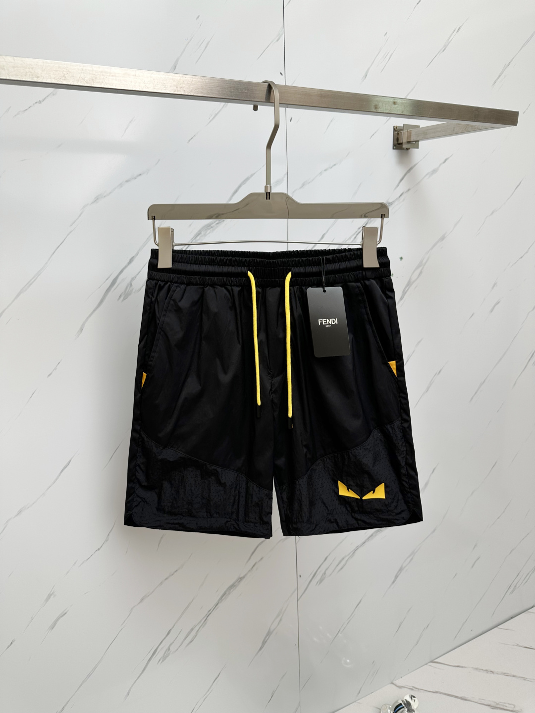 NO:488698,FD 2025 summer new men's casual shorts, high-end custom fabric breathable fabric, extremely breathable, elastic and comfortable, impeccable details, top-level auxiliary materials, original logo design concept, delicate and soft feel!  The upper body style is excellent!  Size M-XXXL, shorts,alexander wang19860909FD 2025夏季新款男士休闲短裤,高级定制面料透气面料 透气弹力舒适度极高,细节无可挑剔,顶级辅料配备,原版logo设计理念,手感细腻柔软！上身版型超赞！尺码M-XXXL,,shorts,alexander wang,Men's clothing