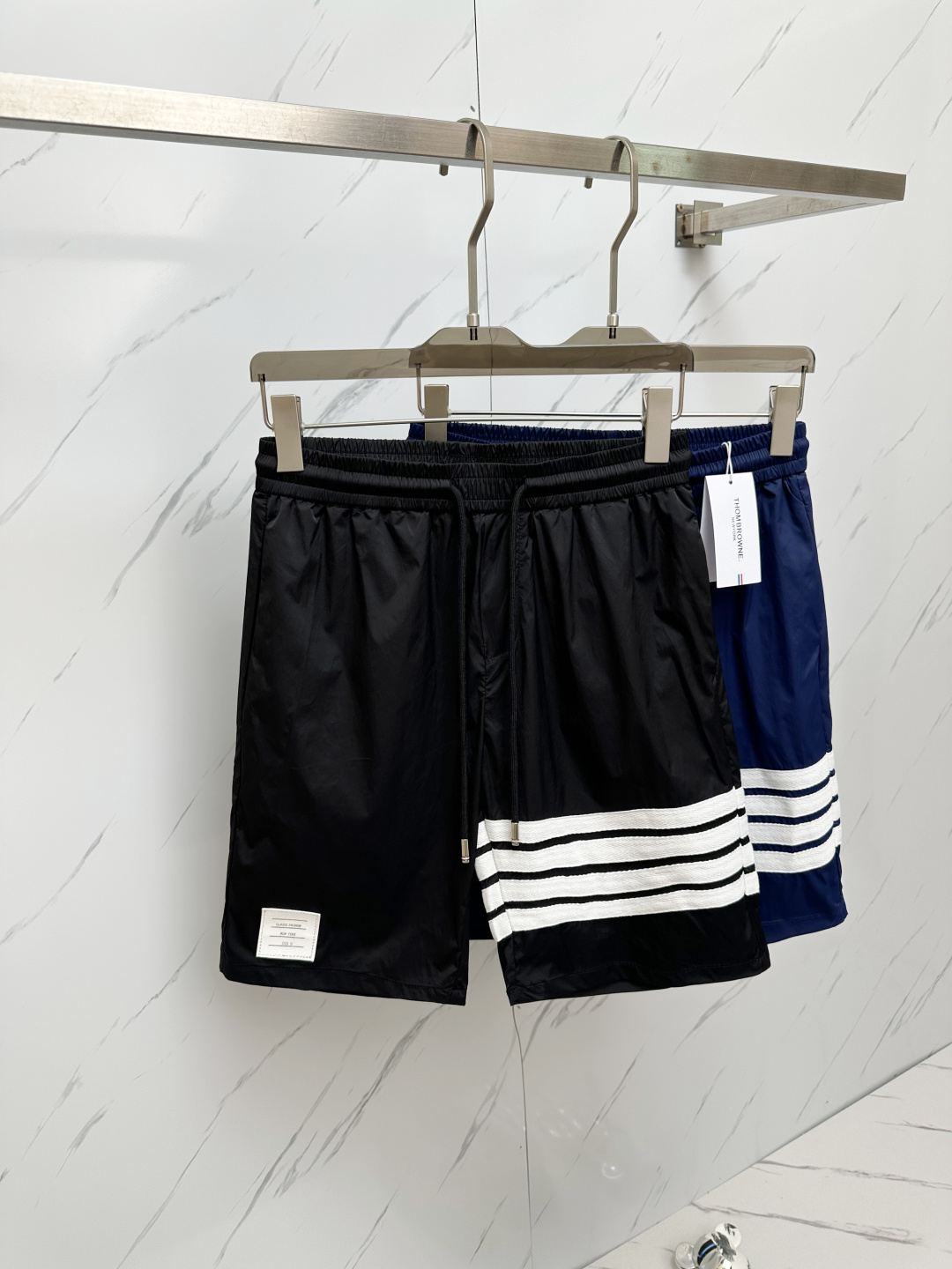 NO:488710,TB 2025 summer new men's casual shorts, high-end custom fabric breathable fabric, extremely breathable elastic and comfortable, impeccable details, top-level auxiliary materials, original logo design concept, delicate and soft feel!  The upper body style is excellent!  Size M-XXXL, shorts,alexander wang19860909TB 2025夏季新款男士休闲短裤,高级定制面料透气面料 透气弹力舒适度极高,细节无可挑剔,顶级辅料配备,原版logo设计理念,手感细腻柔软！上身版型超赞！尺码M-XXXL,,shorts,alexander wang,Men's clothing