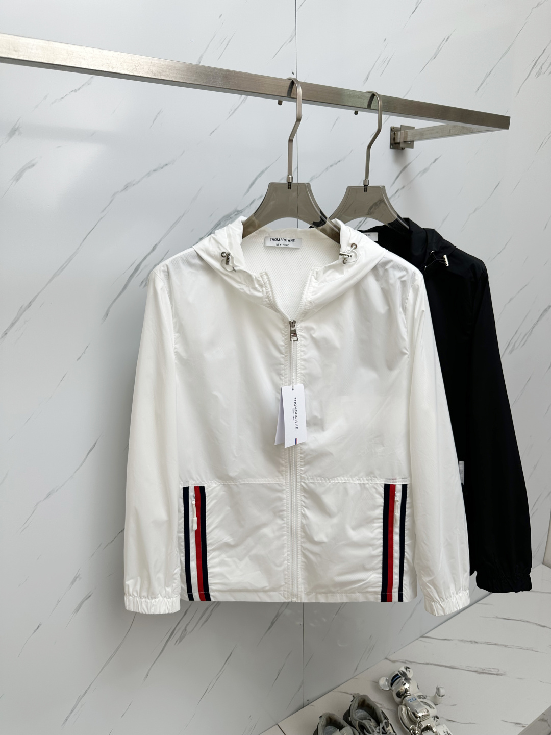 NO:488693,TB Home Classic Counter Casual Fashion Thin Anti-Short Jacket Hooded Sun Protection, Choose from high-quality high-tech sun protection fabric with silky texture, soft texture, good breathability, fully showing the fashionable style. The style is atmospheric and simple, light and comfortable to wear, extremely urban luxury, low-key and elegant, and has a casual and lazy chic feeling. The upper body effect is very good, it is quite broad and stylish, with a natural drooping, simple and atmospheric! The top luxury classic style items are gentle and high-end, quiet but full of power, and are very attractive.  It perfectly conveys the brand's trend and recognition. The upper body is super cool and stylish, and extremely luxurious, showing your rank, strength and taste from all aspects! The overall grade is even more obvious, and the concave and convex shape on the street is no problem. Compared with the high street style, this model is more important to the overall luxury effect. The texture and texture of each part can make people feel high-end and high-end!  !  Model number 2312 Color black and white Number S—3XL….,,jackets & coats,jackets & coats,hats,alexander wang19860909TB 家经典款专柜休闲时尚薄防嗮服夹克外套连帽防晒,选用质感丝滑的优质高科技防晒面料,质感柔软,透气性佳,充分展现时尚风范.款式大气简洁,穿着轻便舒适,极具都市奢华又低调雅致,更有那种随意慵懒的潇洒感,上身效果非常之好,挺阔有型,垂感自然,简约大气!顶级奢华的经典款式单品,温柔又高级,宁静却充满力量,极具看点 完美的传递了品牌的潮流感与辨识度,上身超级的酷帅有型,并且极度奢华,从各个方面彰显你的段位,实力与品位!整体的档次更是显而易见,街头凹凸造型更是不在话下,比起高街风格来说,此款更为重要的乃是整体的奢华效果,每一处的纹理跟质感都能令人感受到高端跟高级感！！ 款号2312 颜色黑色、白色 码数S—3XL ….,,jackets & coats,jackets & coats,hats,alexander wang,Men's clothing