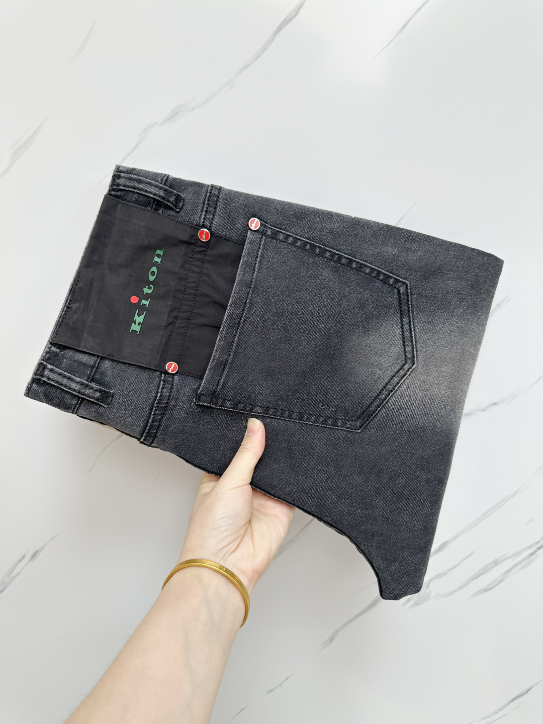 NO:412474,Kiton 2025 latest jeans are available at the counter at the same time. Small straight-piece style, imported color fixing fabrics. Original custom reproduction. Customer-supplied hardware and accessories. Original quality. Heavy industry washing denim, excellent soft and comfortable feeling, fine workmanship and excellent upper body!  Preferred single products 29-38 None 35 None 37, jeans,alexander wang19860909Kiton 2025最新款牛仔裤 柜台同步发售 小直筒版型,进口固色面料 原版定制复刻 客供五金辅料 原单品质 重工洗水牛仔布,柔软舒适感极好,做工走线精细 上身绝佳！优选单品 29-38无35无37,,jeans,alexander wang,Men's clothing