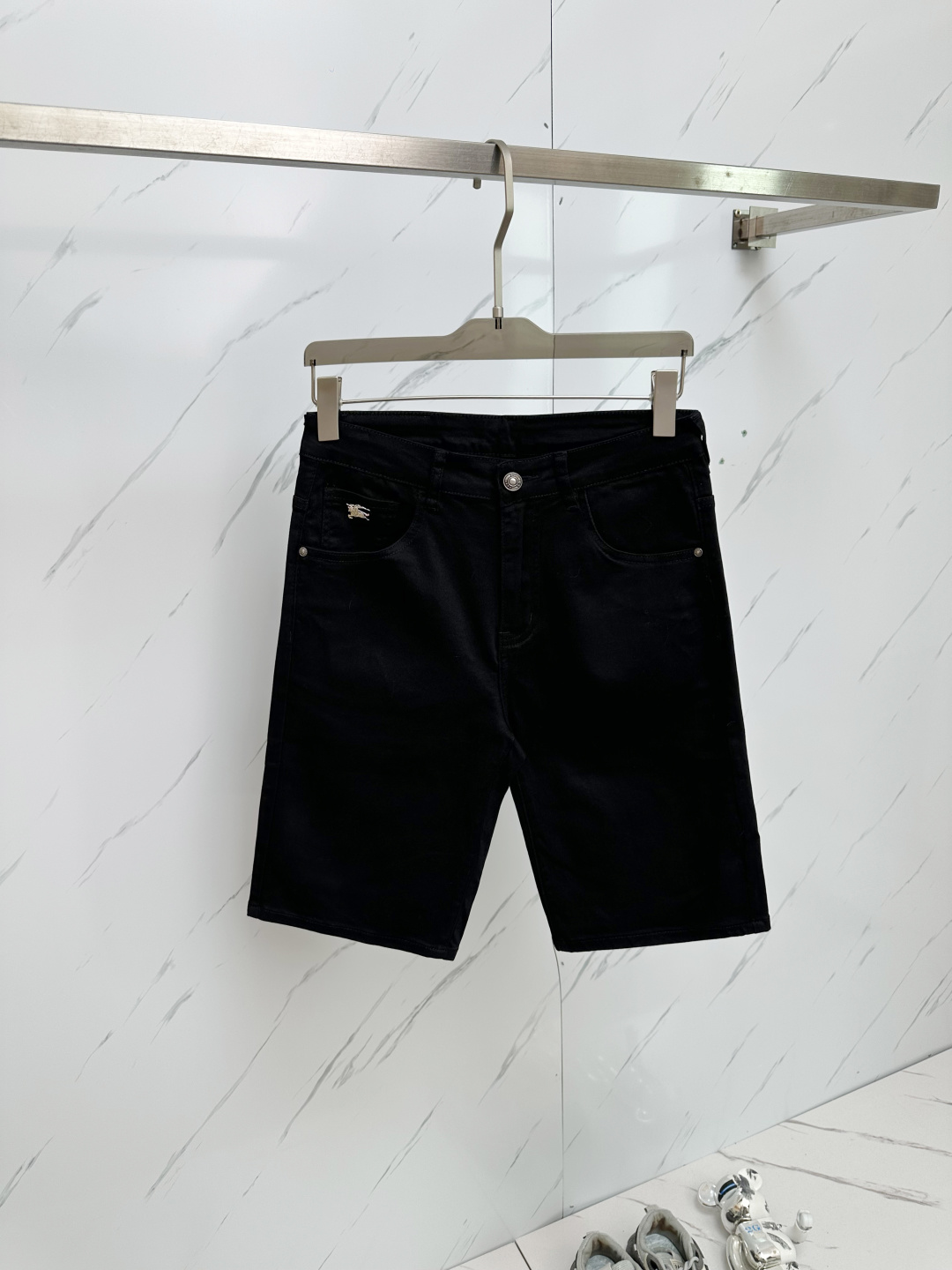 NO:424580,BURB official website counter is available simultaneously, original singles, super stylish 5-point denim shorts Customized original washing denim fabric, unique design, top-grade printed craft letter pattern logo, original hardware and auxiliary decoration, extremely superior jeans, the materials and craftsmanship are extremely luxurious and exquisite, extremely high-end, handsome and stylish, recommended, digits 29-38, burberry, shorts, jeans, alexander wang19860909BURB 官网专柜同步有售,原单狠货,超级有范儿的一款5分牛仔短裤 定制原版水洗牛仔面料,独特设计,顶级印花工艺字母图案logo,原版五金辅料装饰,极为翘楚的一款牛仔裤,用料与工艺都极致奢华精湛,档次极高,上身帅气有型,推荐,码数29—38,,burberry,shorts,jeans,alexander wang,Men's clothing