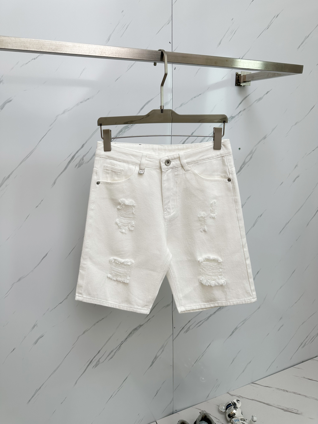 NO:424546,Hermes official counter is available at the same time, original singles are ruthless, super stylish 5-point denim shorts Customized original washing denim fabric, unique design, top-grade printed craft letter pattern logo, original hardware and auxiliary decoration, extremely superior jeans, the materials and craftsmanship are extremely luxurious and exquisite, extremely high-end, handsome and stylish, recommended, size 29-38, hermes, shorts, jeans, alexander wang19860909爱马仕 官网专柜同步有售,原单狠货,超级有范儿的一款5分牛仔短裤 定制原版水洗牛仔面料,独特设计,顶级印花工艺字母图案logo,原版五金辅料装饰,极为翘楚的一款牛仔裤,用料与工艺都极致奢华精湛,档次极高,上身帅气有型,推荐,码数29—38,,hermes,shorts,jeans,alexander wang,Men's clothing