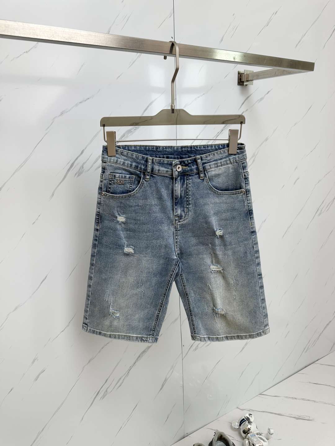 NO:424535,Lv official website counter is available simultaneously, original singles, super stylish 5-point denim shorts Customized original washing denim fabric, unique design, top-grade printing craft letter pattern logo, original hardware and auxiliary decoration, extremely superior jeans, the materials and craftsmanship are extremely luxurious and exquisite, extremely high-end, handsome and stylish, recommended, size 29-38,, louis vuitton, shorts, jeans, alexander wang19860909Lv 官网专柜同步有售,原单狠货,超级有范儿的一款5分牛仔短裤 定制原版水洗牛仔面料,独特设计,顶级印花工艺字母图案logo,原版五金辅料装饰,极为翘楚的一款牛仔裤,用料与工艺都极致奢华精湛,档次极高,上身帅气有型,推荐,码数29—38,,louis vuitton,shorts,jeans,alexander wang,Men's clothing